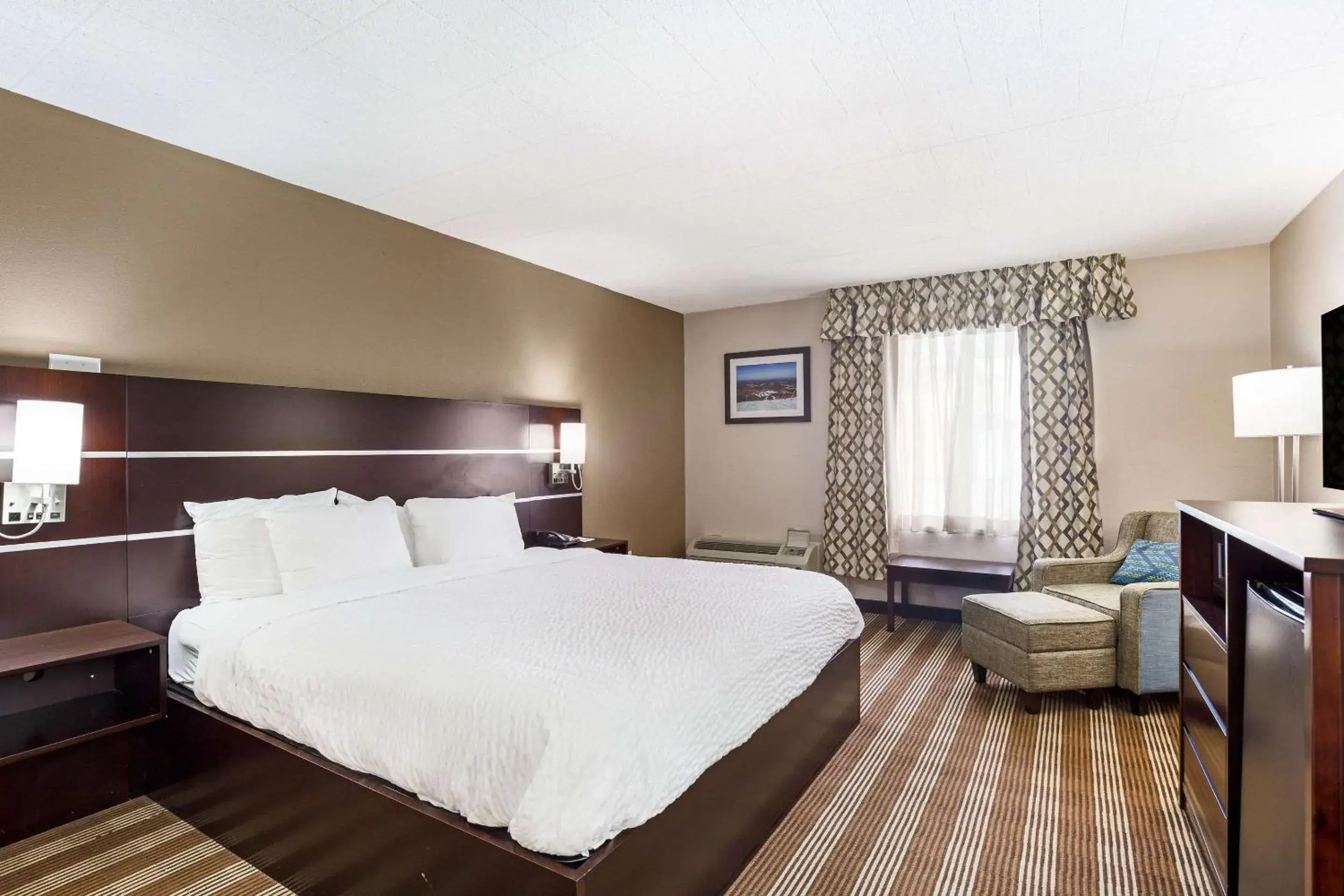 Photo of the whole room, Bed in Clarion Inn & Suites Stroudsburg - Poconos