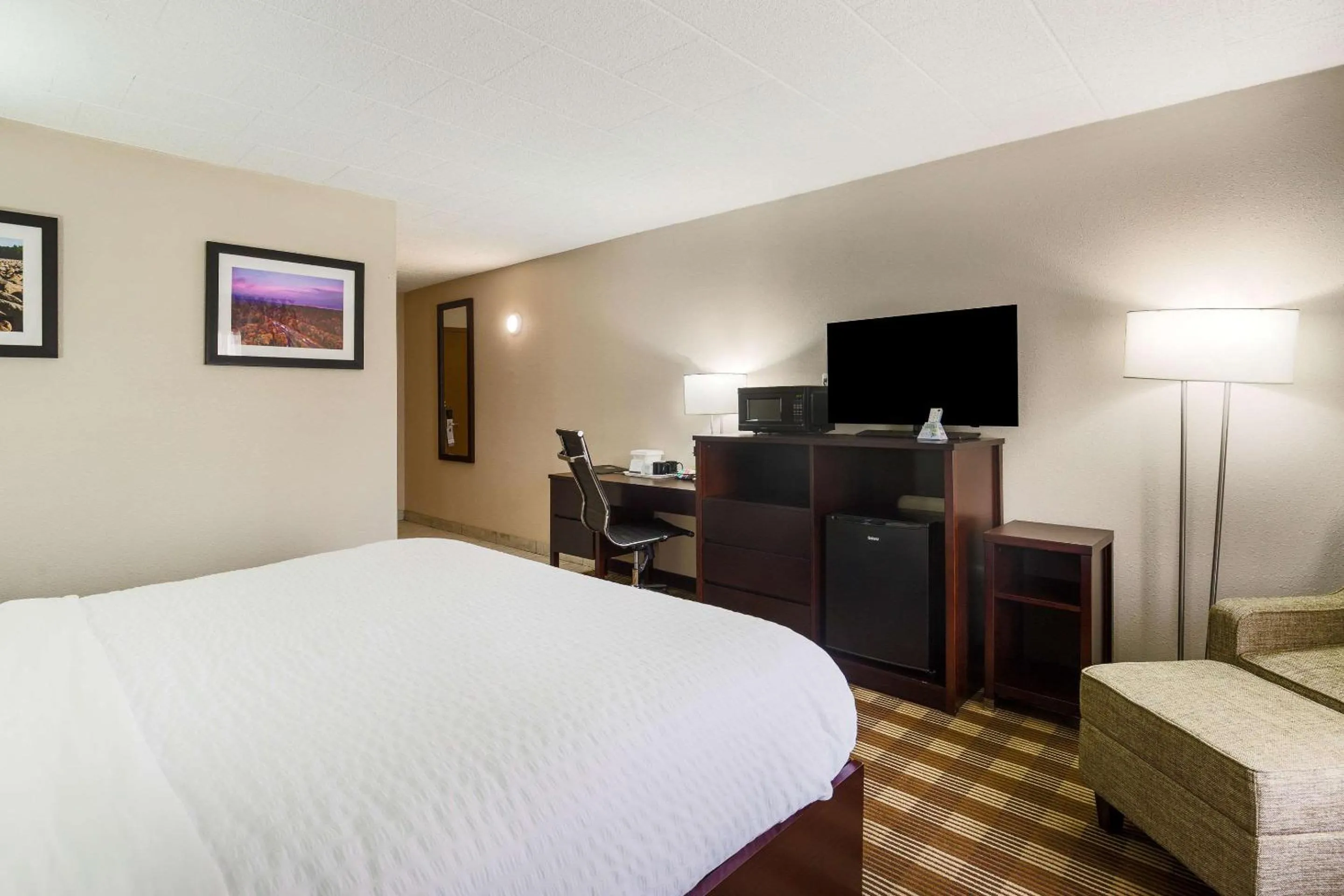 Photo of the whole room, Bed in Pocono Inn & Banquet - Stroudsburg