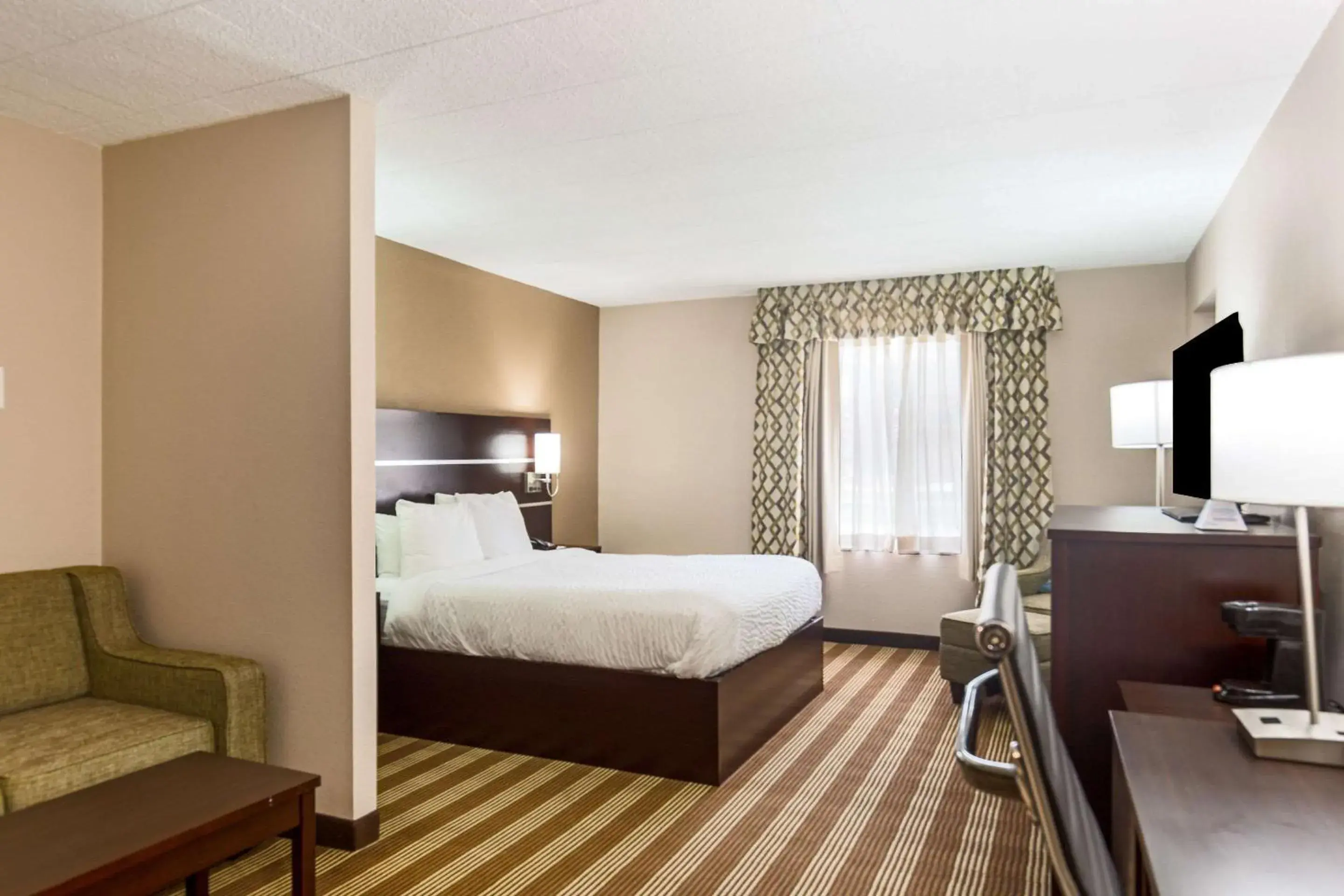 Photo of the whole room, Bed in Clarion Inn & Suites Stroudsburg - Poconos