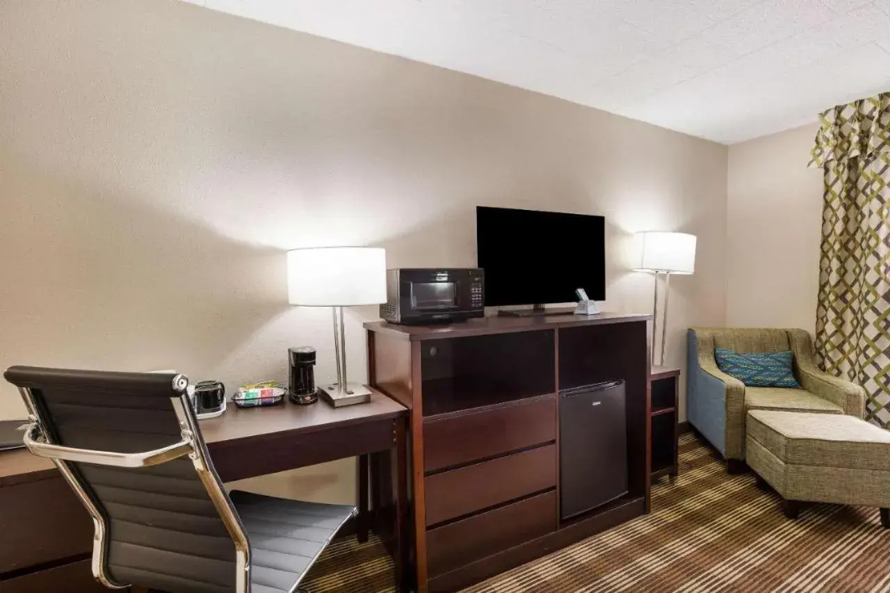 TV and multimedia, TV/Entertainment Center in Clarion Inn & Suites Stroudsburg - Poconos