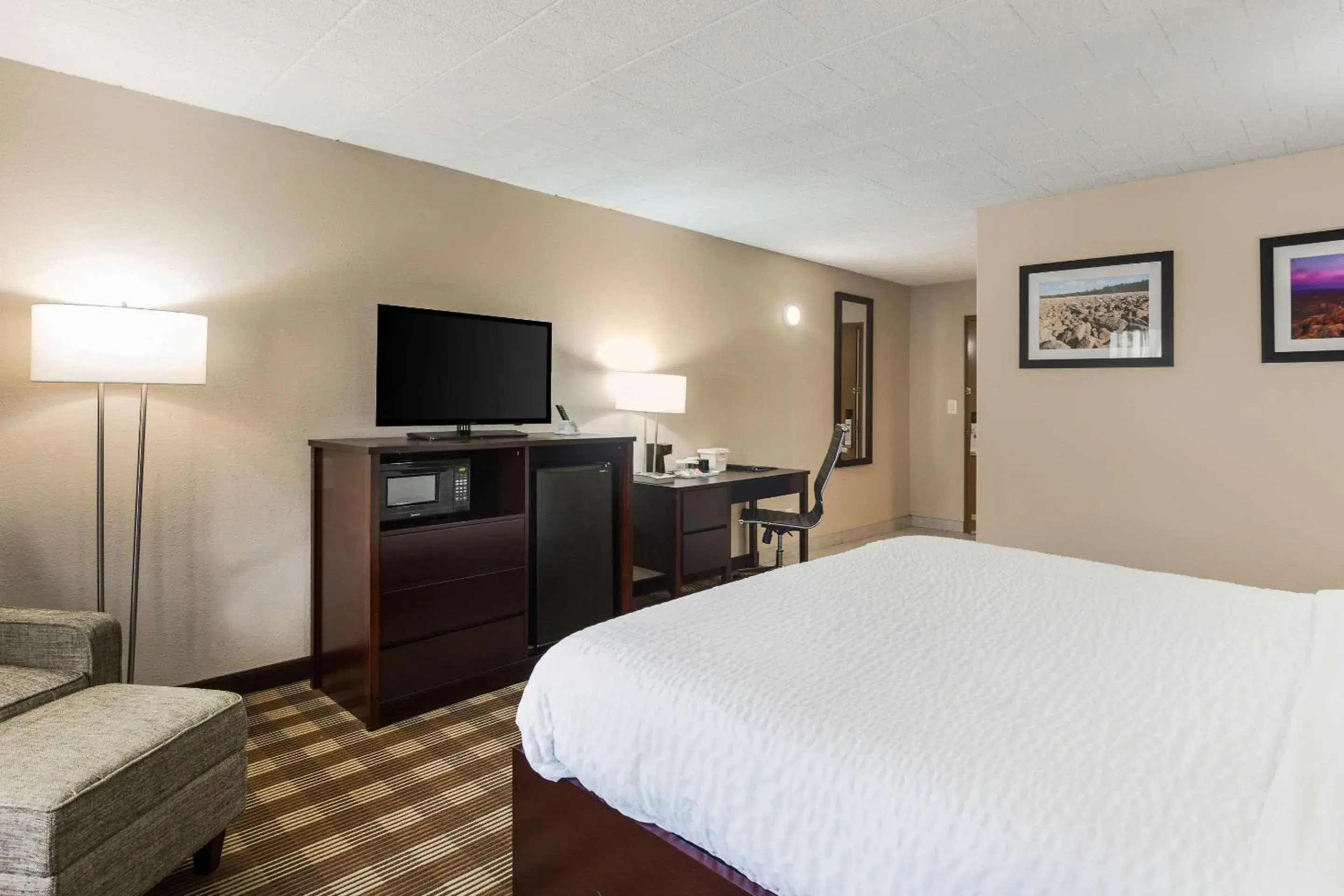 Photo of the whole room, Bed in Clarion Inn & Suites Stroudsburg - Poconos
