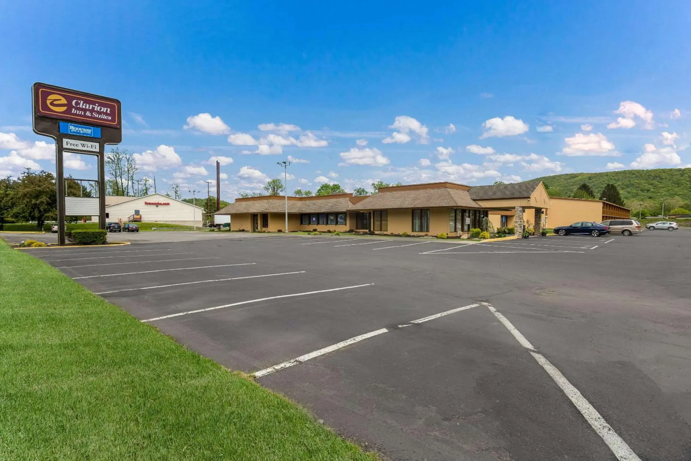 Property building in Clarion Inn & Suites Stroudsburg - Poconos