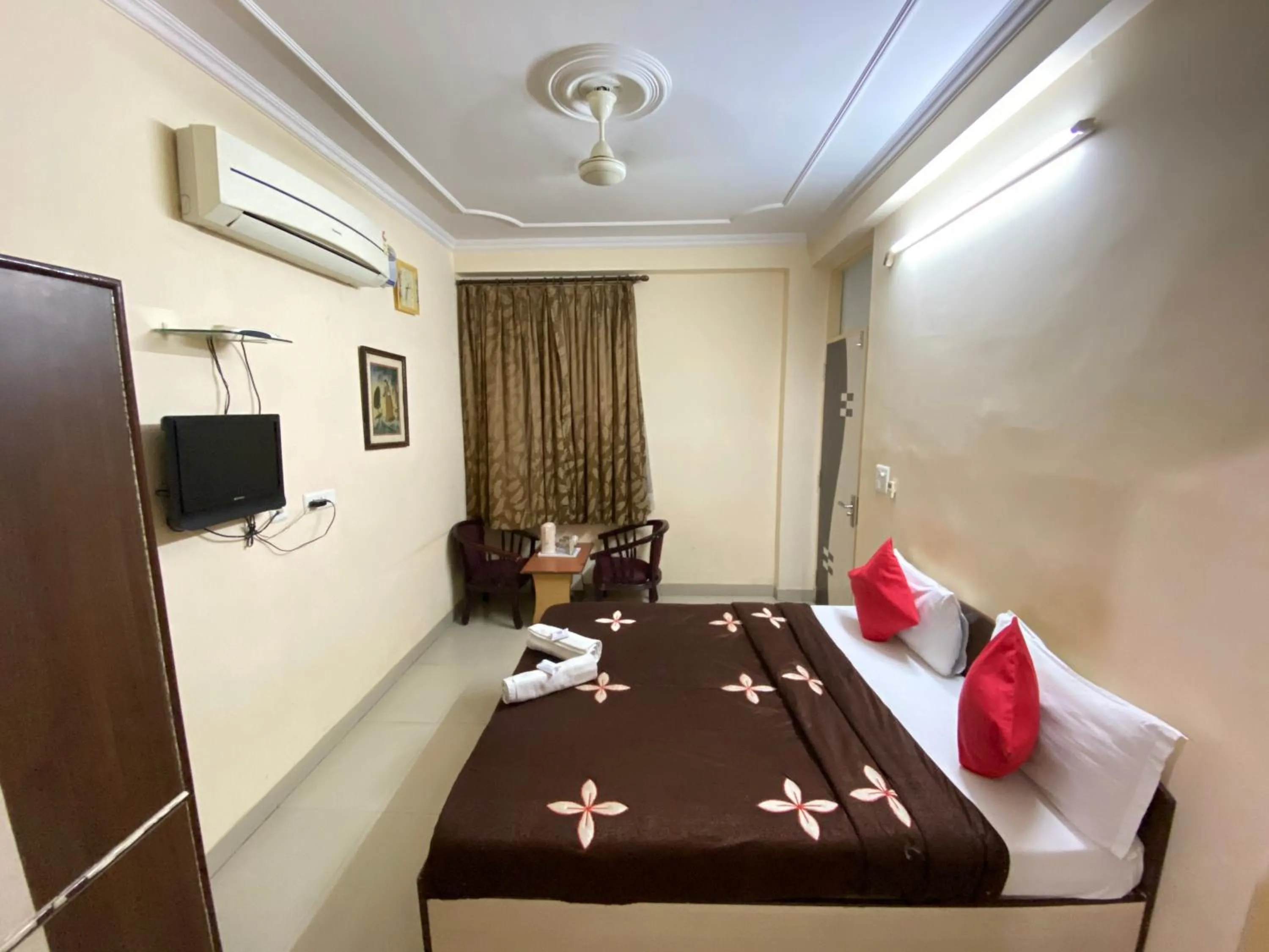 Bathroom, Bed in Hotel Bony Sunrise