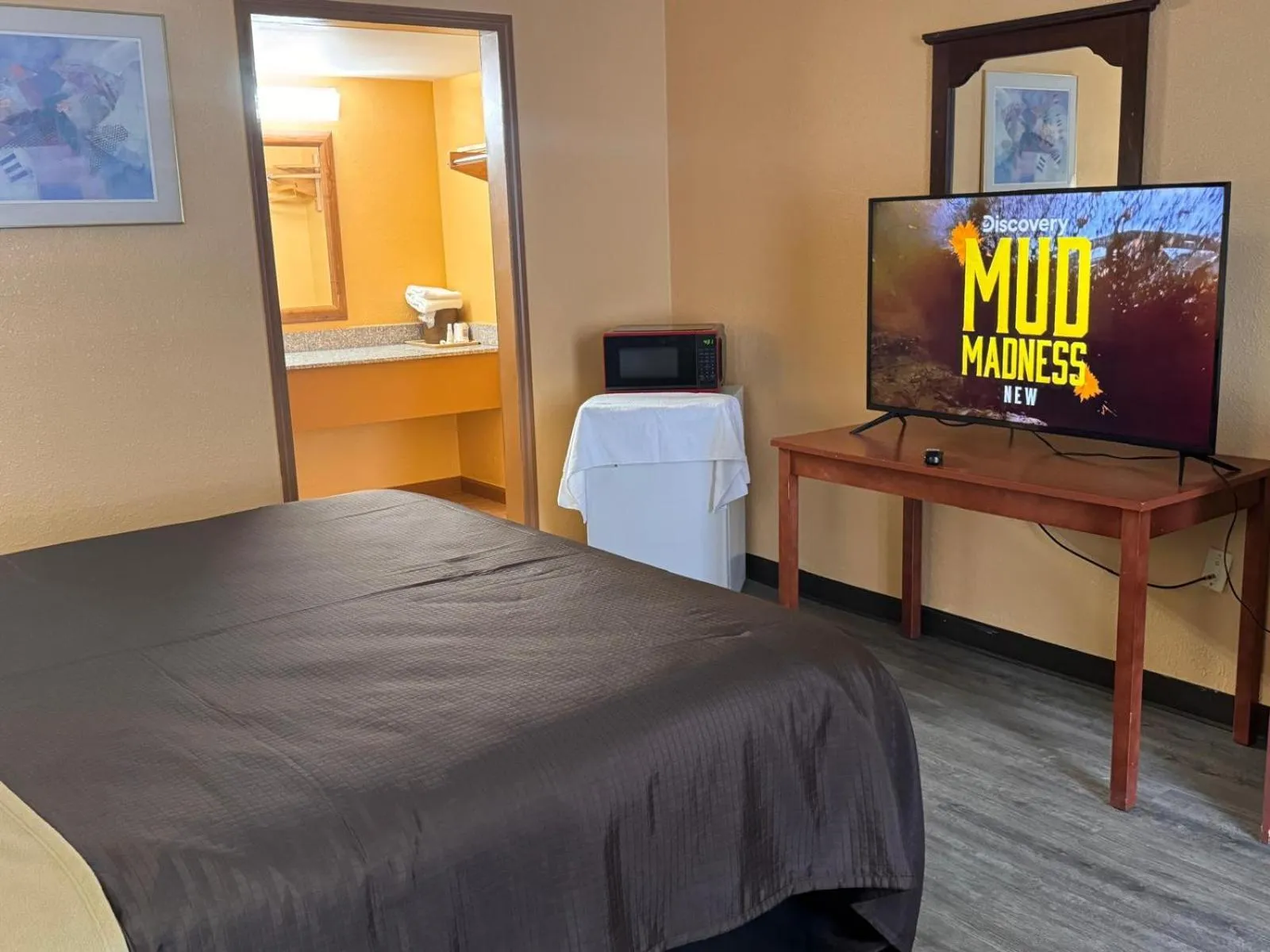 Photo of the whole room, Bed in College Inn Spartanburg