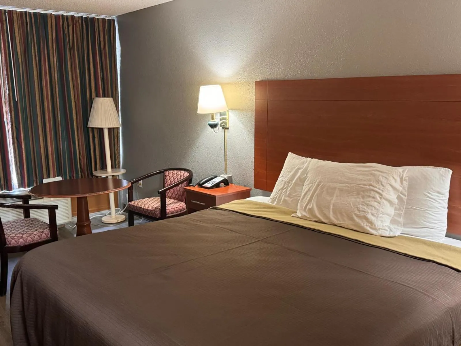 Seating area, Bed in College Inn Spartanburg