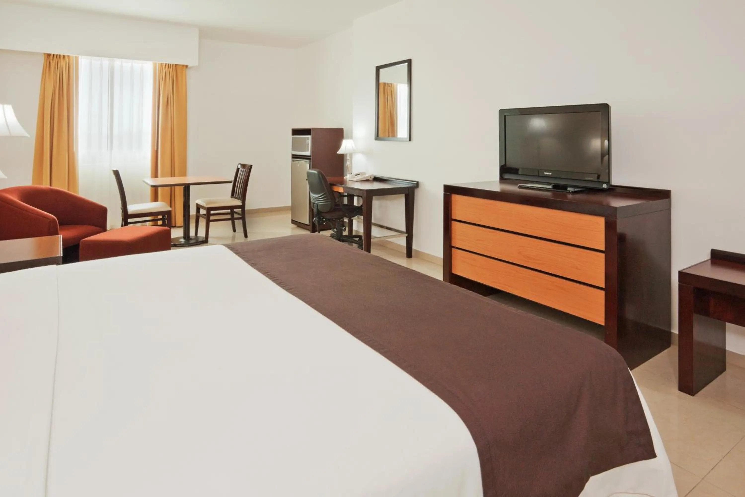 Photo of the whole room, TV/Entertainment Center in Holiday Inn Express Paraiso - Dos Bocas