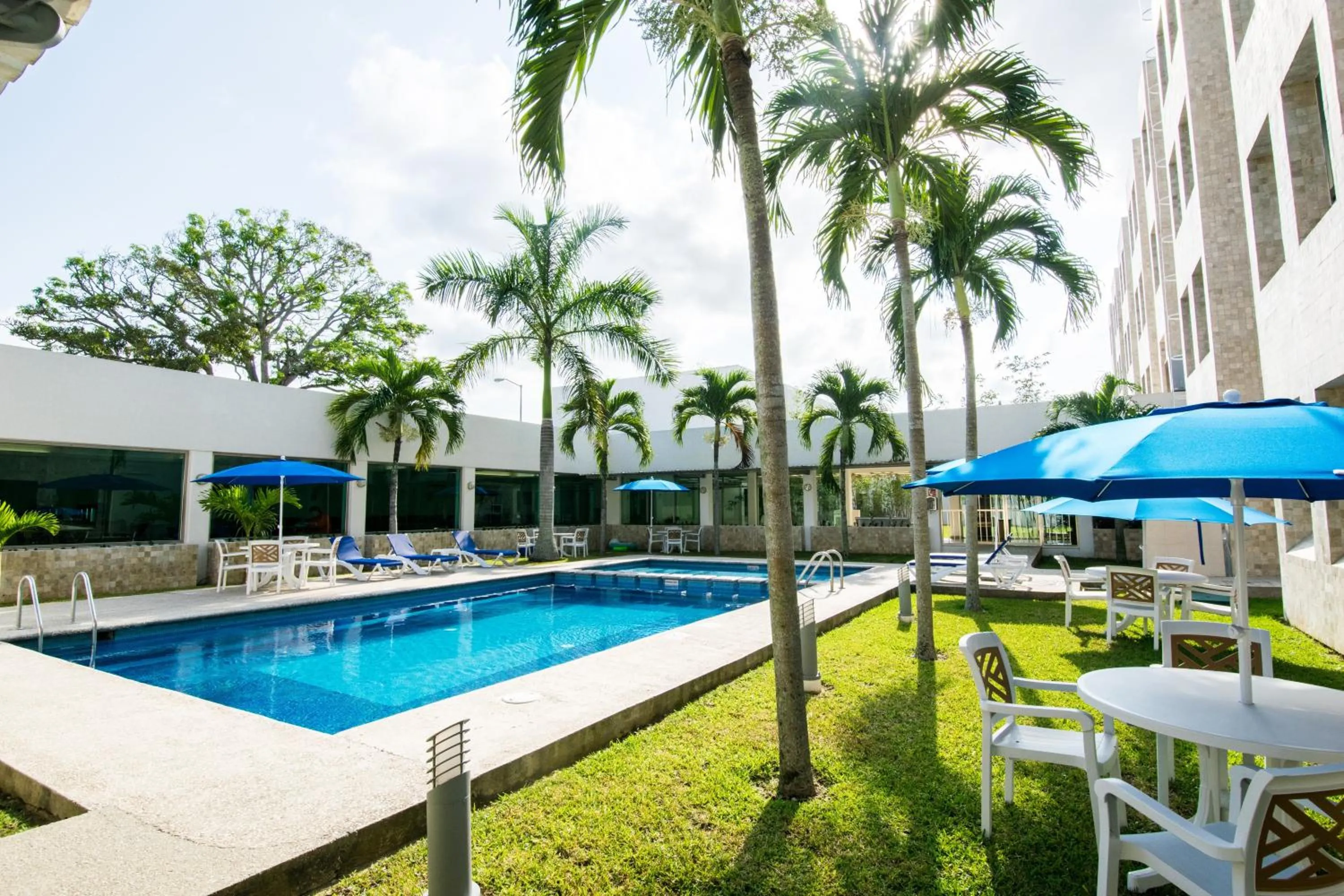 Property building, Swimming Pool in Holiday Inn Express Paraiso - Dos Bocas