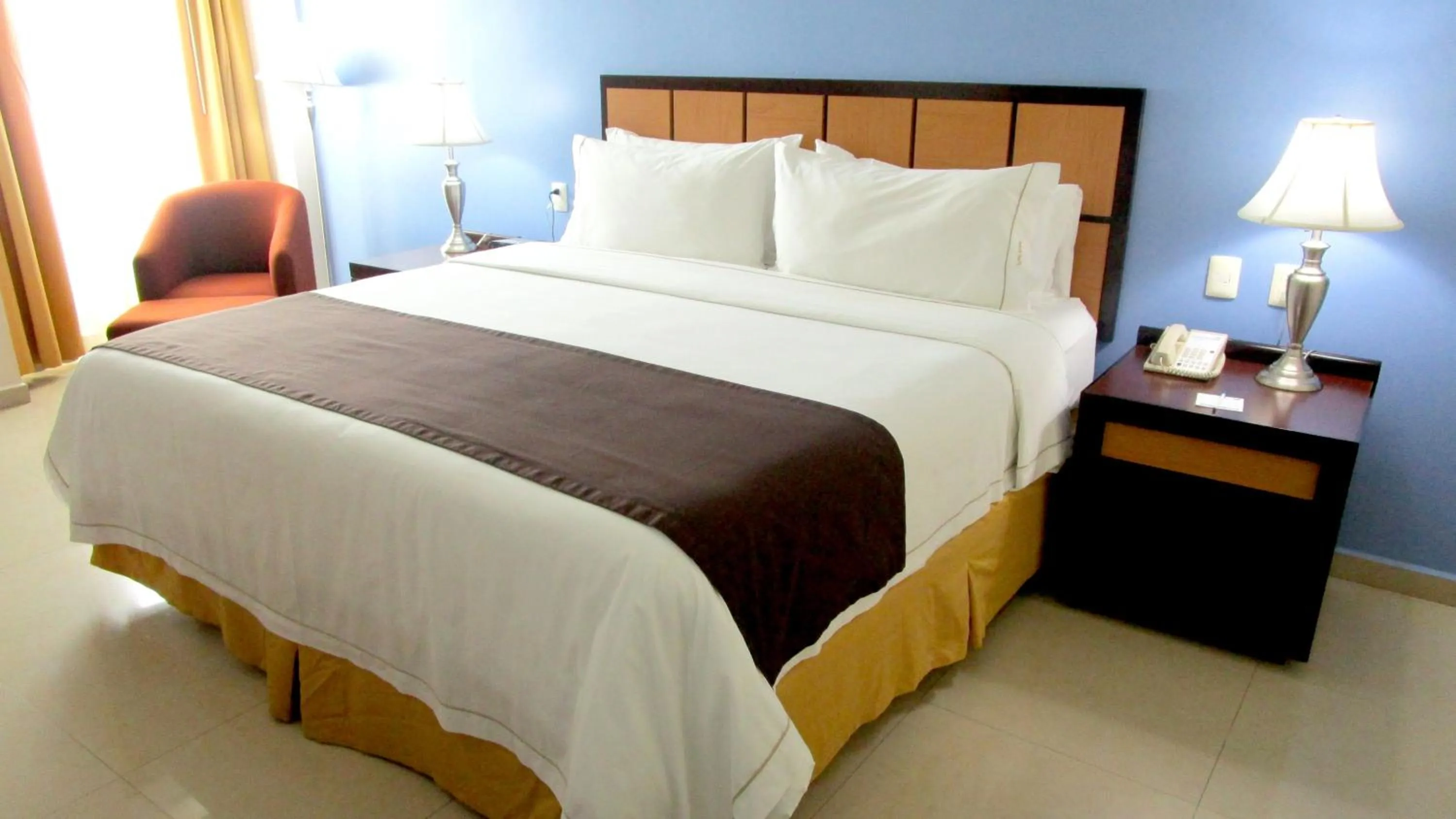 Photo of the whole room in Holiday Inn Express Paraiso - Dos Bocas