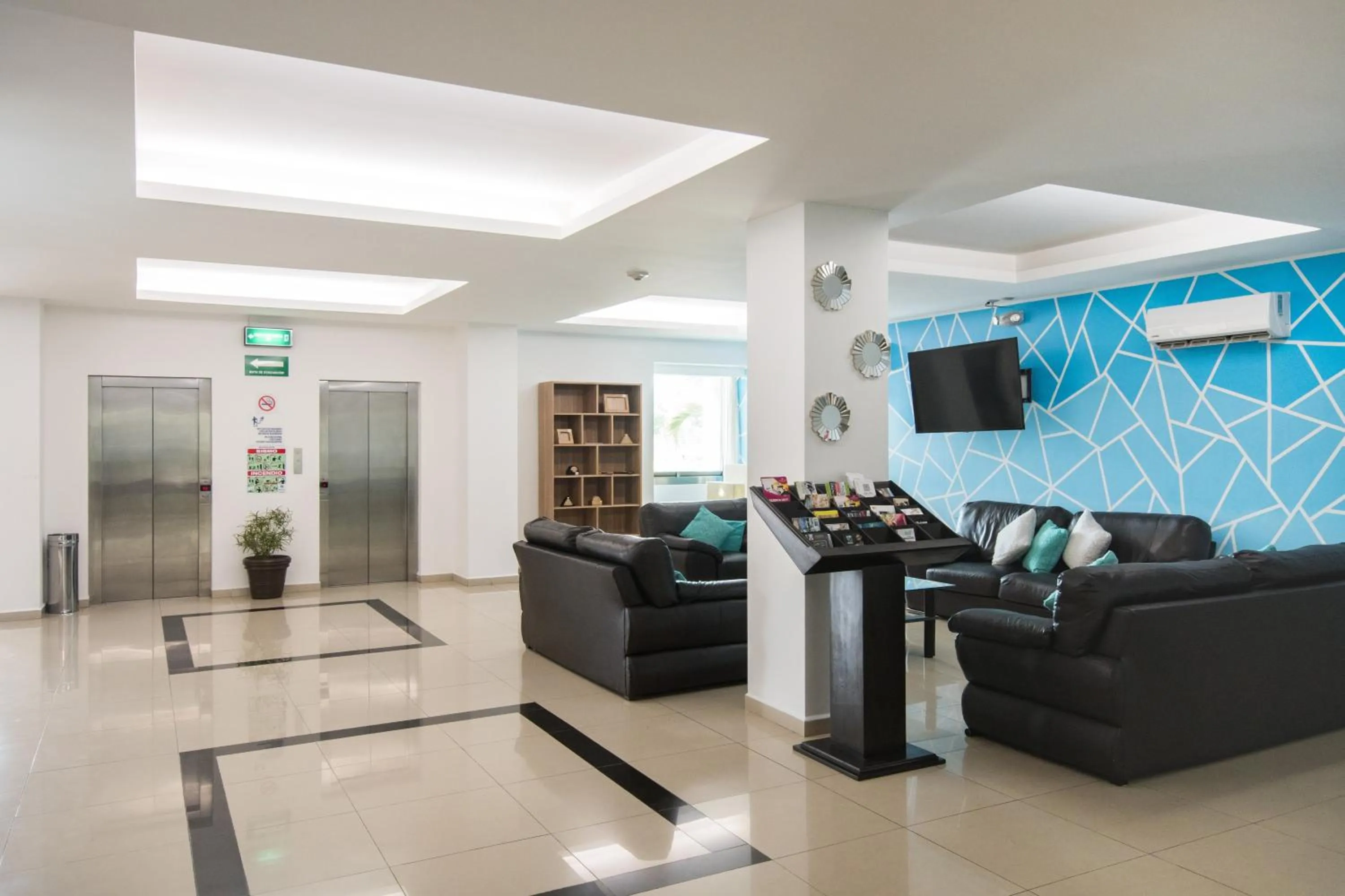 Property building, Lobby/Reception in Holiday Inn Express Paraiso - Dos Bocas