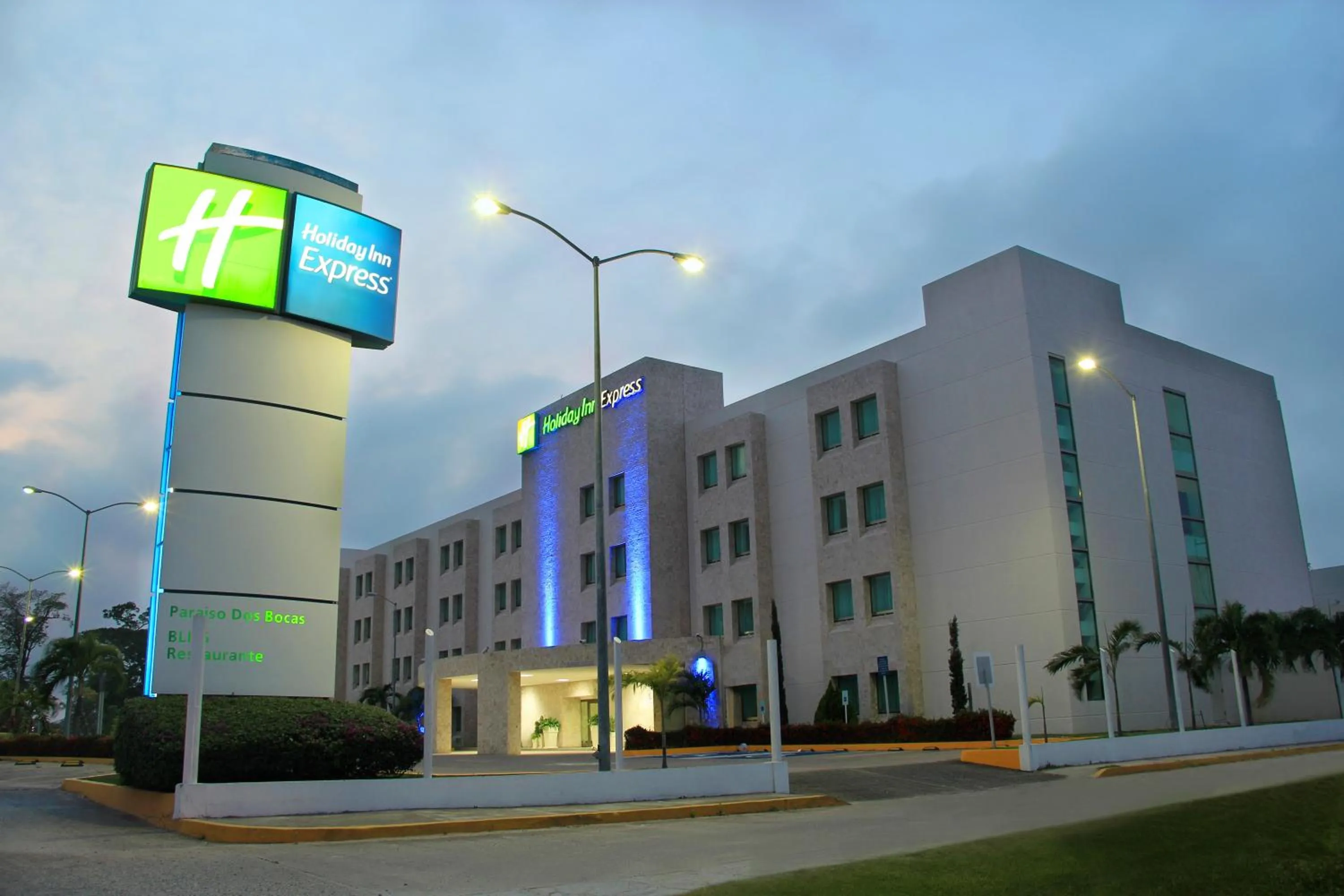 Property Building in Holiday Inn Express Paraiso - Dos Bocas