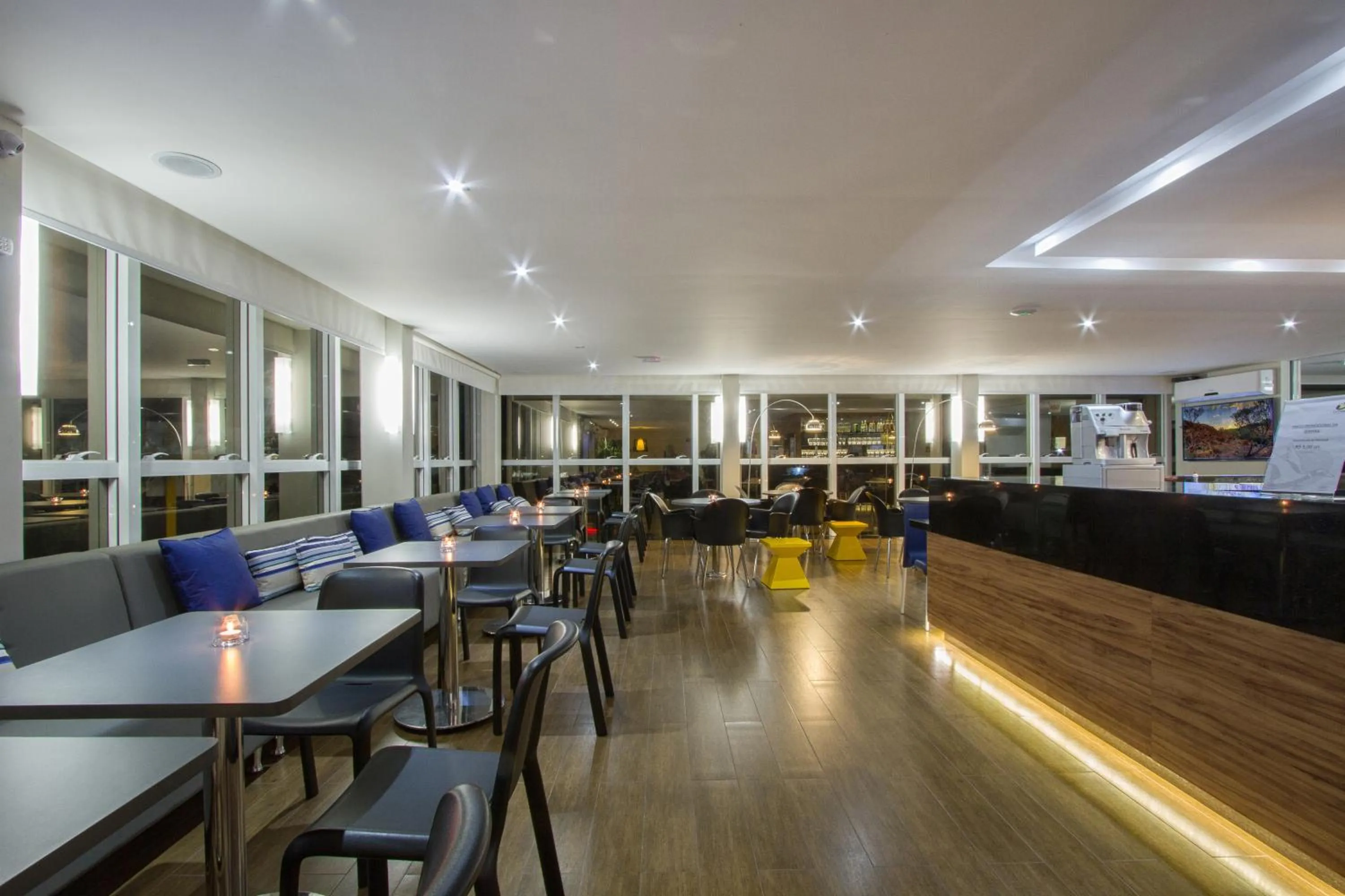 Restaurant/places to eat in Le CanarD Joinville