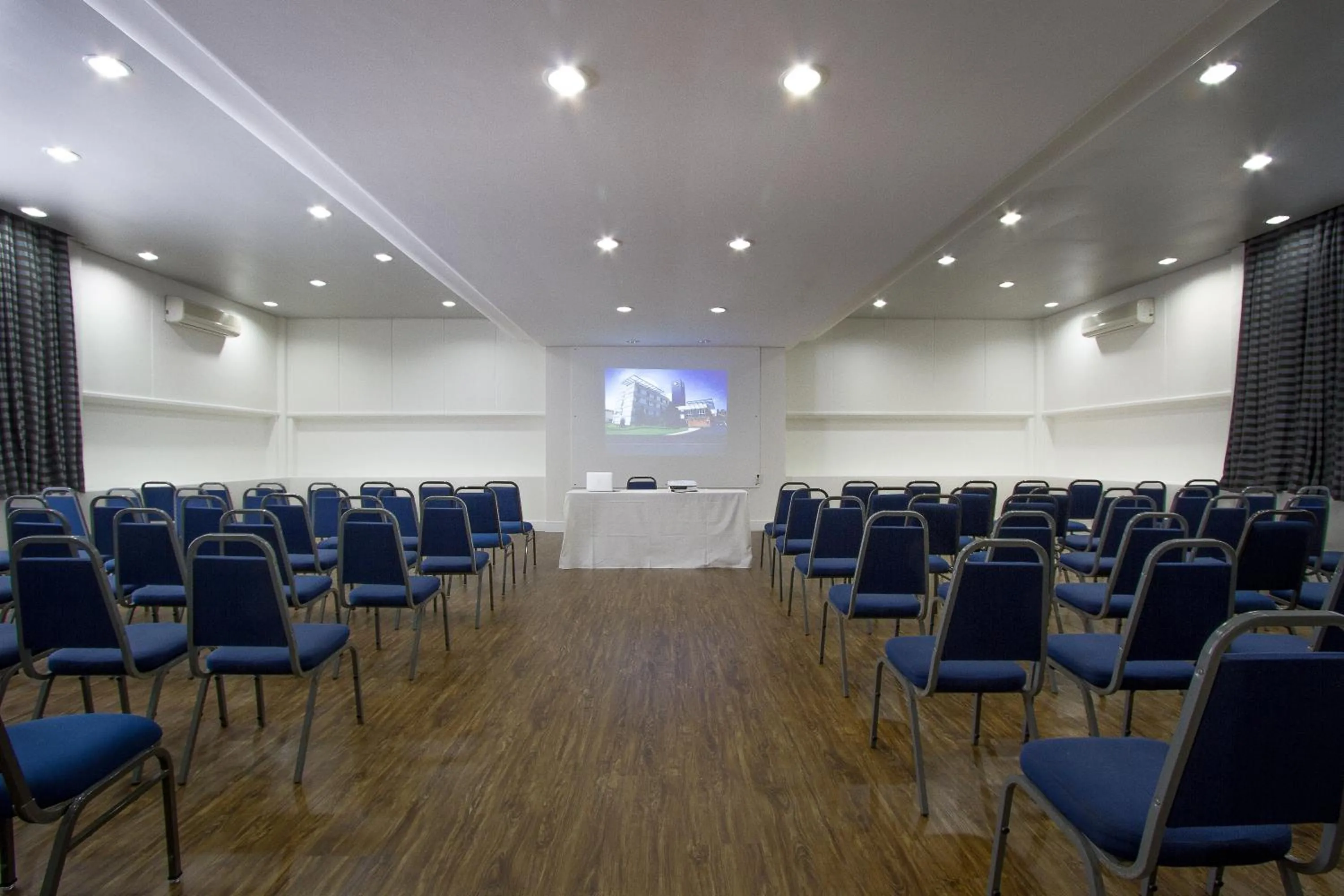 Business facilities in Le CanarD Joinville