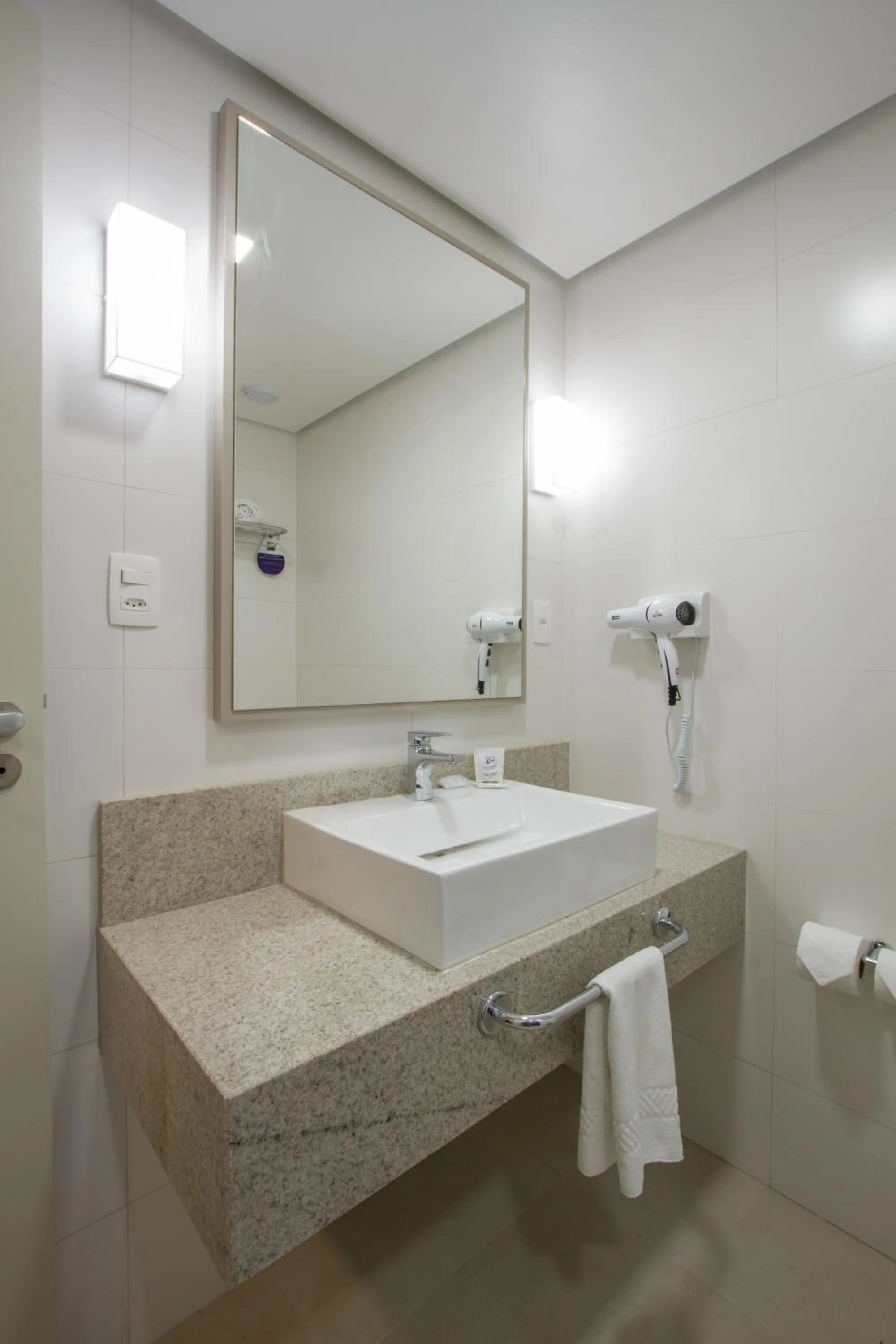 Bathroom in Le CanarD Joinville