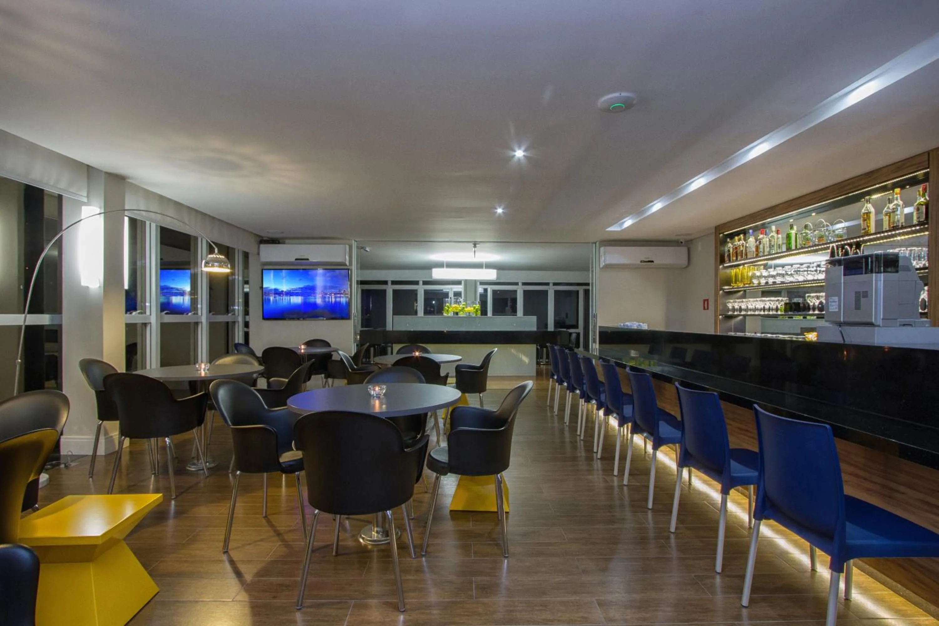 Restaurant/places to eat in Le CanarD Joinville