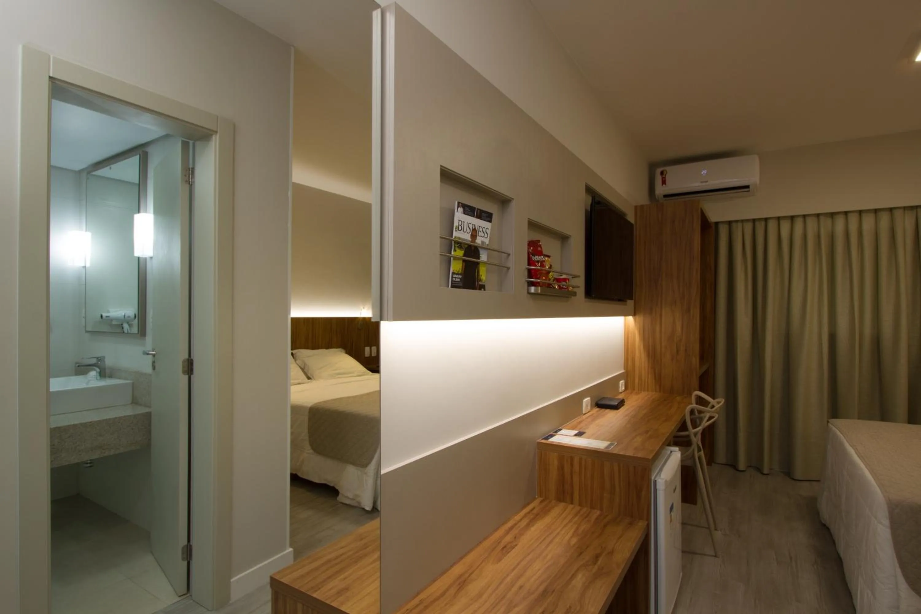 Bathroom, Bed in Le CanarD Joinville