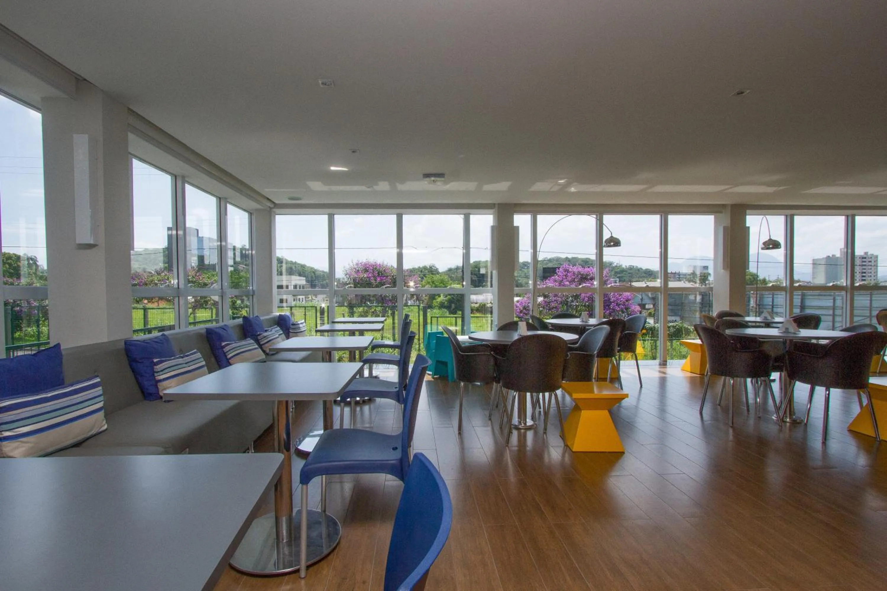 Restaurant/places to eat in Le CanarD Joinville