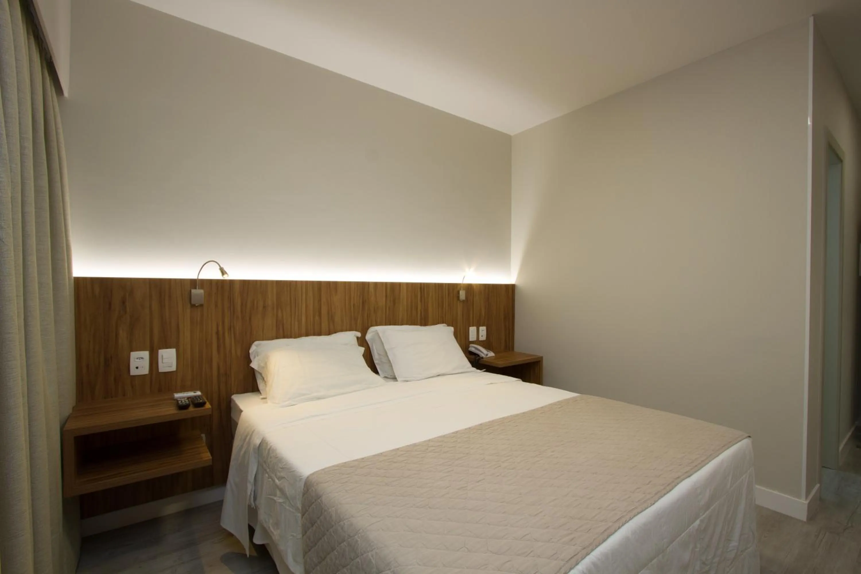 Bathroom, Bed in Le CanarD Joinville