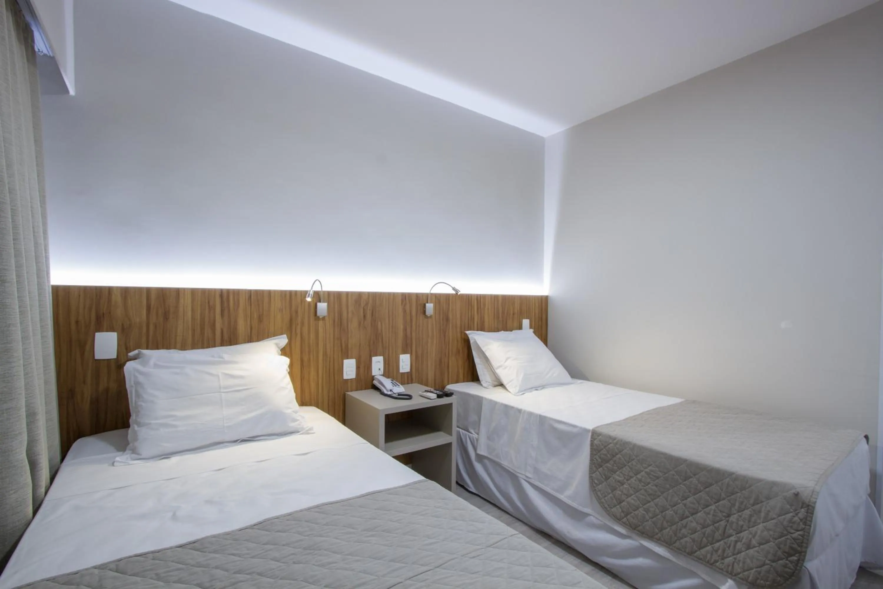 Bathroom, Bed in Le CanarD Joinville