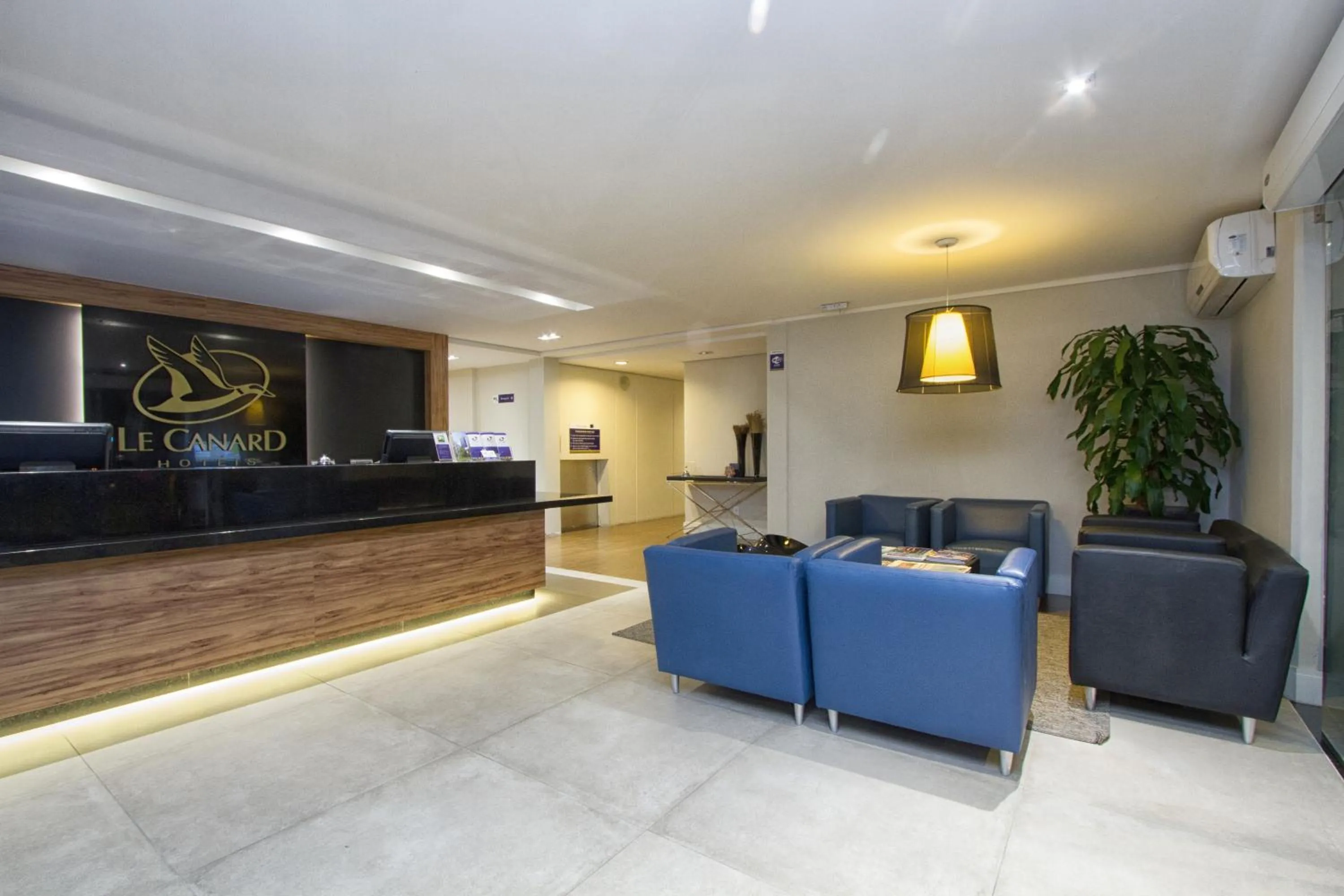 Lobby or reception in Le CanarD Joinville