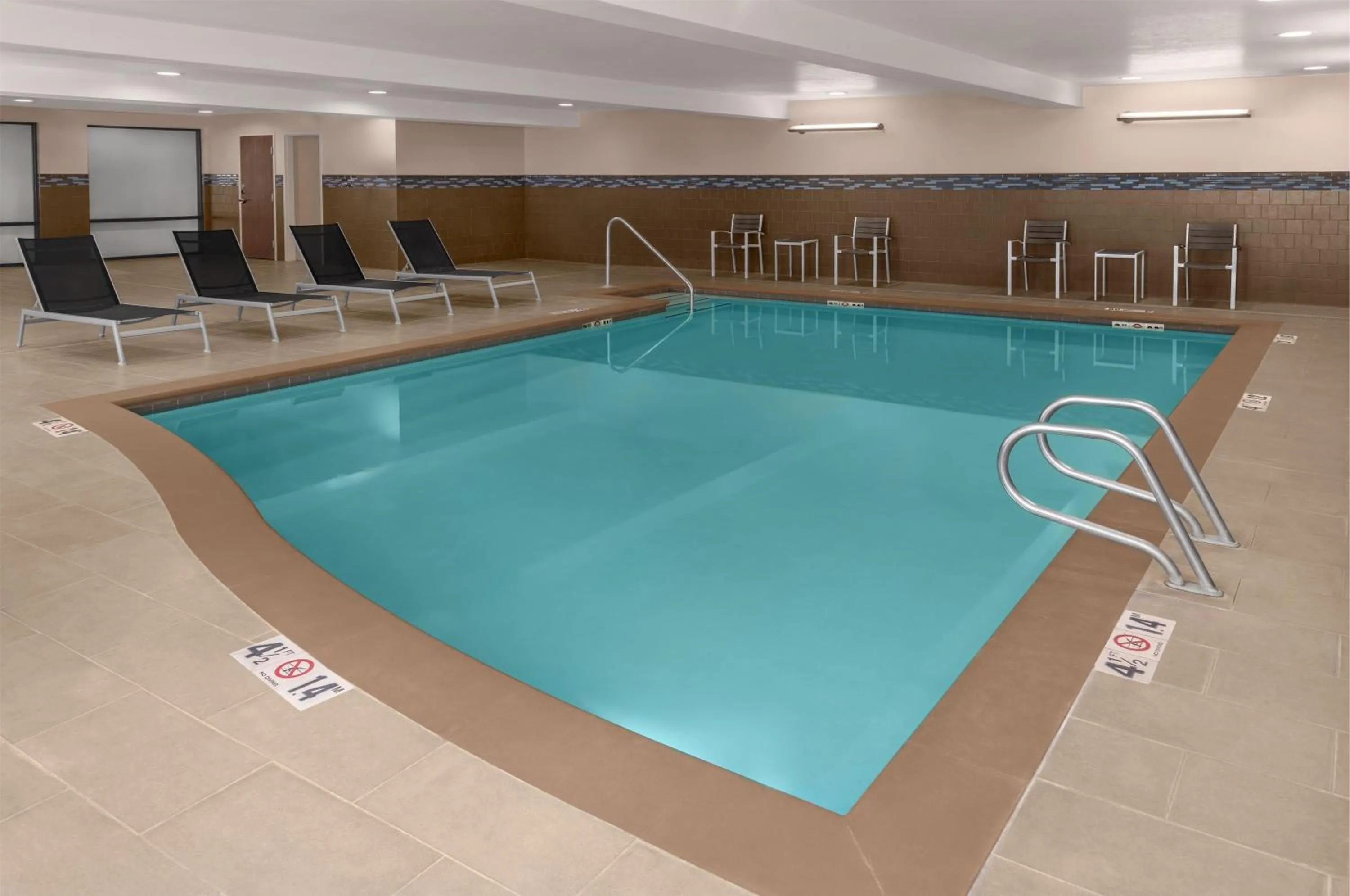 Pool view in Hampton Inn & Suites Tacoma/Puyallup