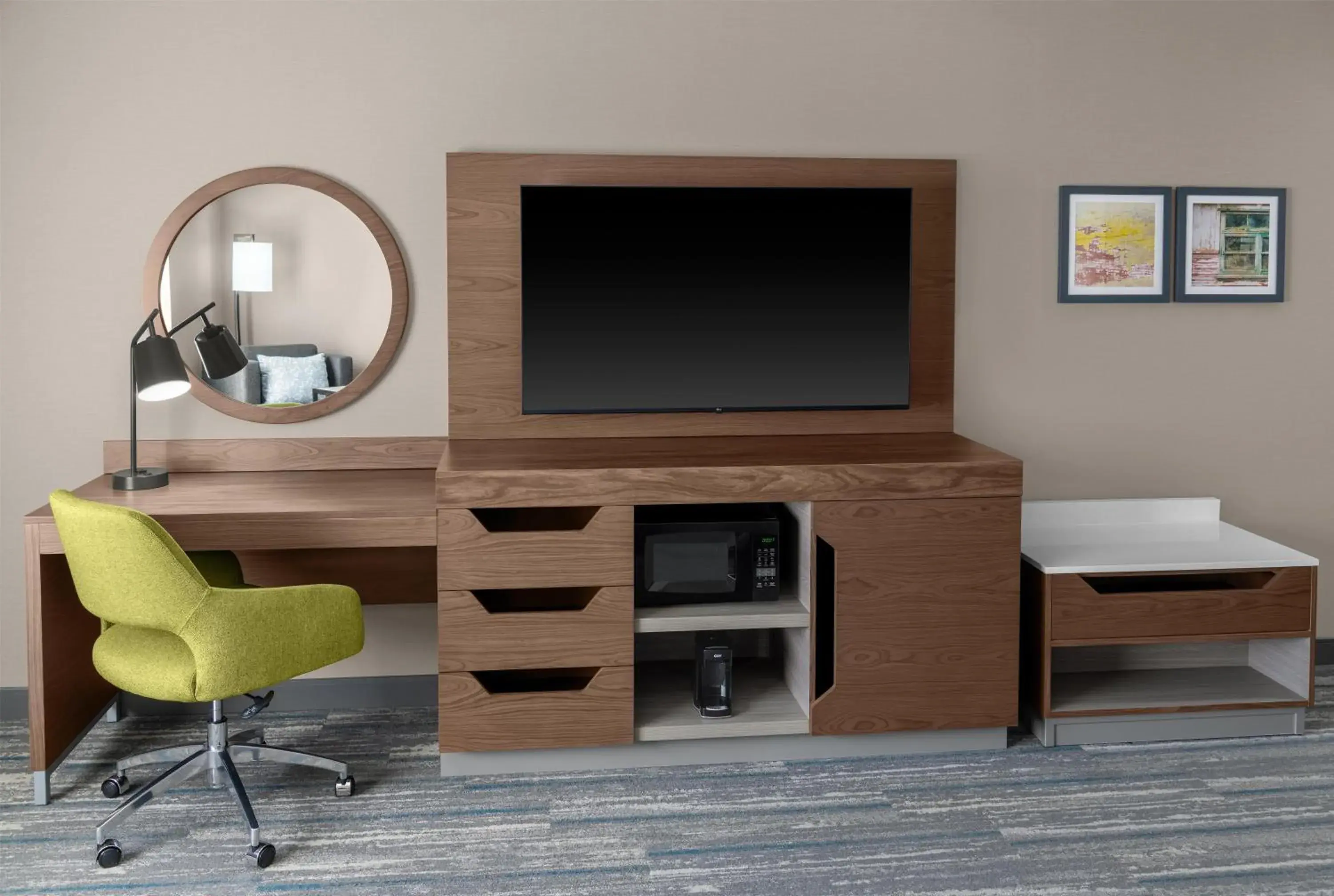 King Room with Sofa Bed - Non-Smoking in Hampton Inn & Suites Tacoma/Puyallup King Room with Sofa Bed - Non-Smoking in Hampton Inn & Suites Tacoma/Puyallup