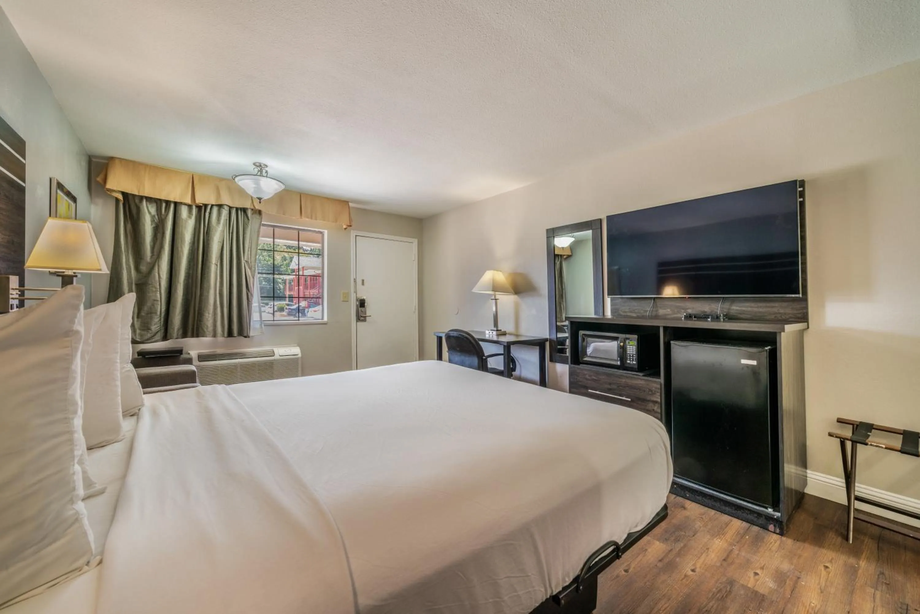 Photo of the whole room, Bed in Best Western Inn of Jasper