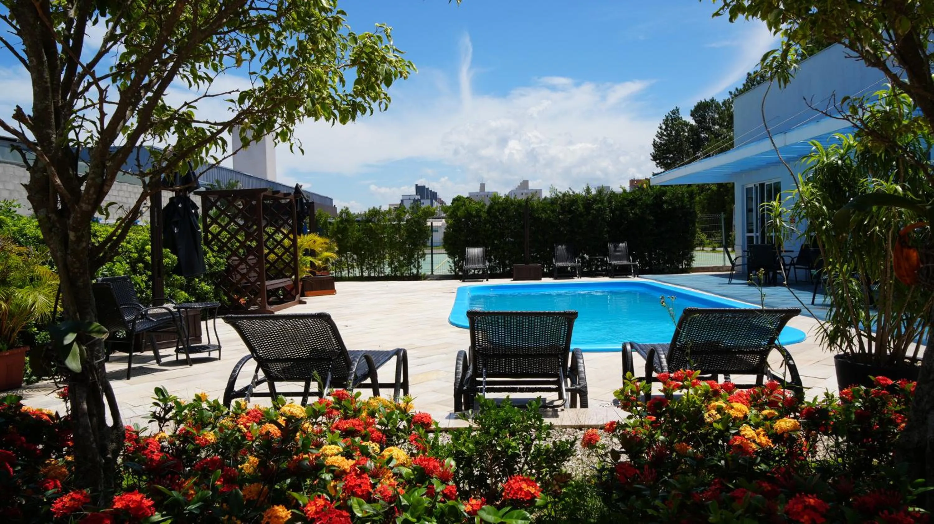 Swimming pool in Favorita Golden Hotel e Eventos