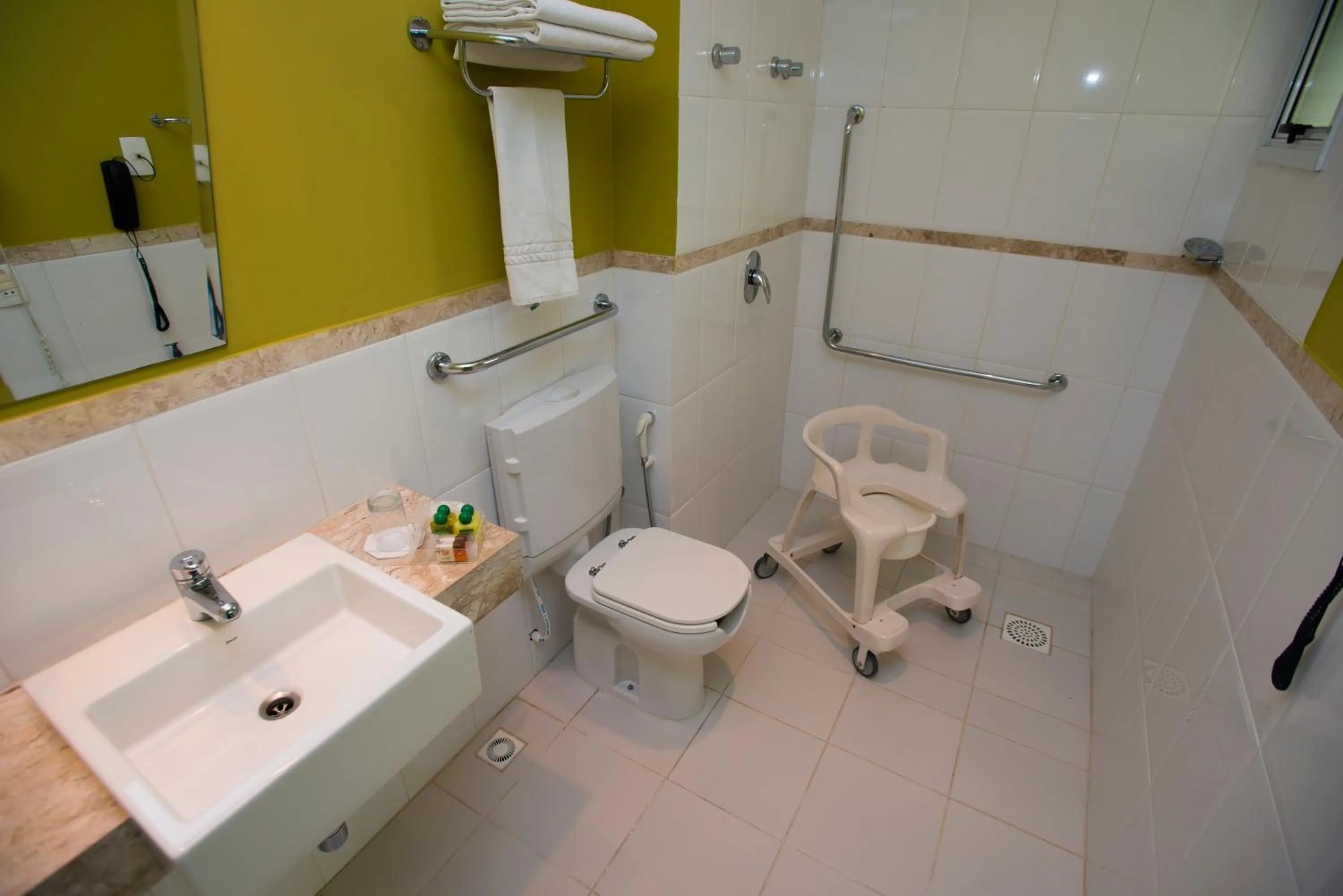 Bathroom in Favorita Golden Hotel e Eventos