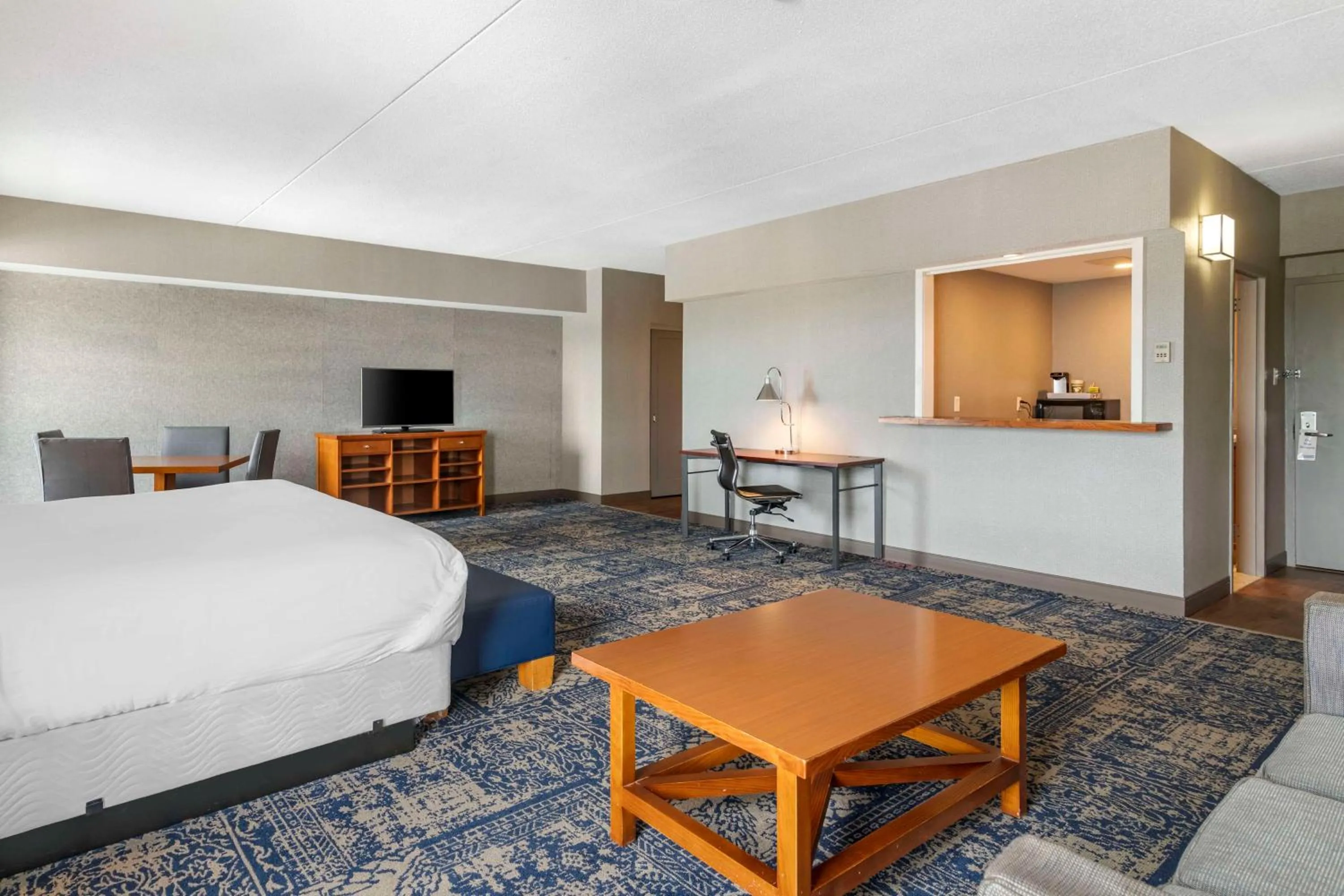 Bed in Bangor Aviator Hotel BW Premier Collection