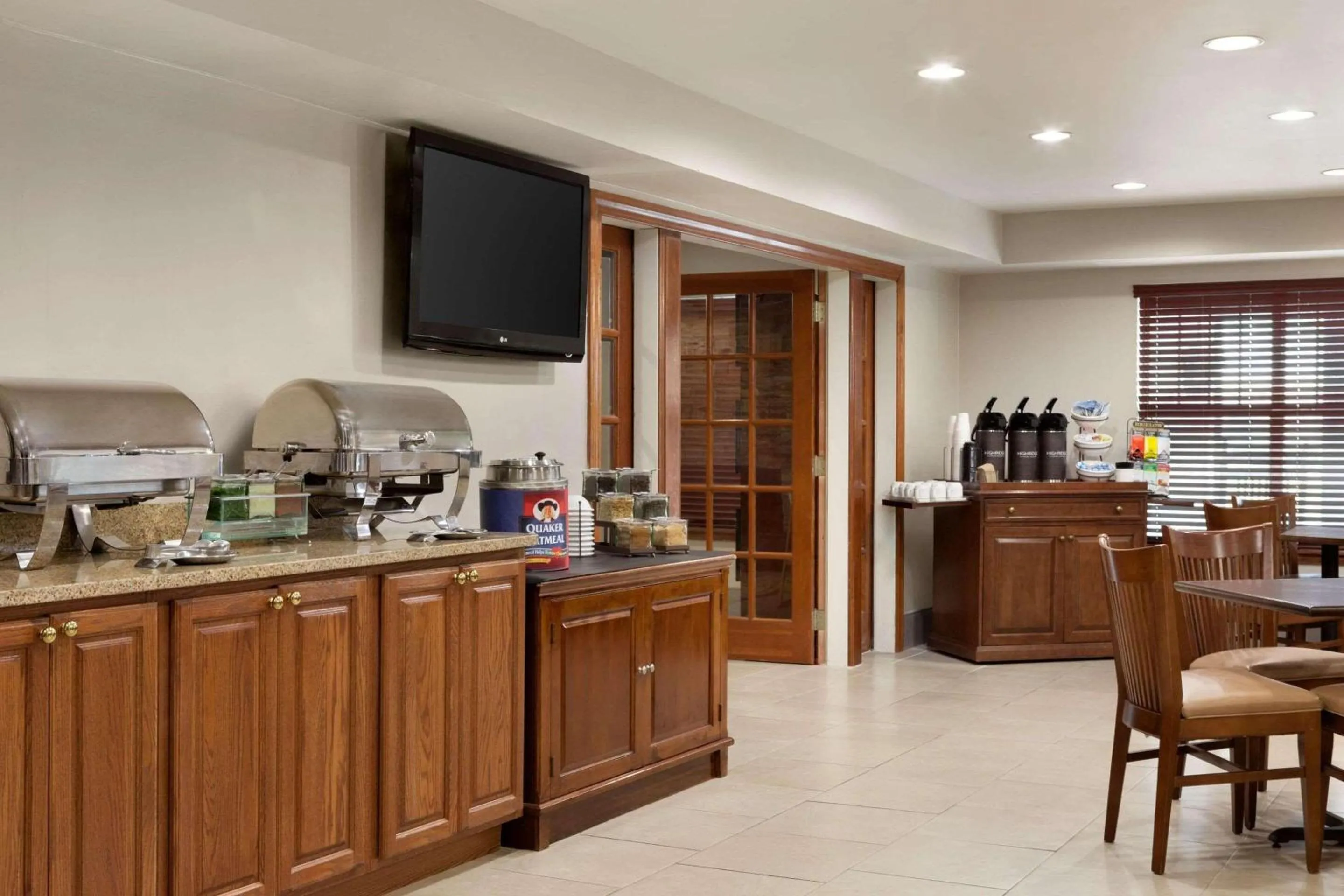 Breakfast in Country Inn & Suites by Radisson, Kingsland, GA