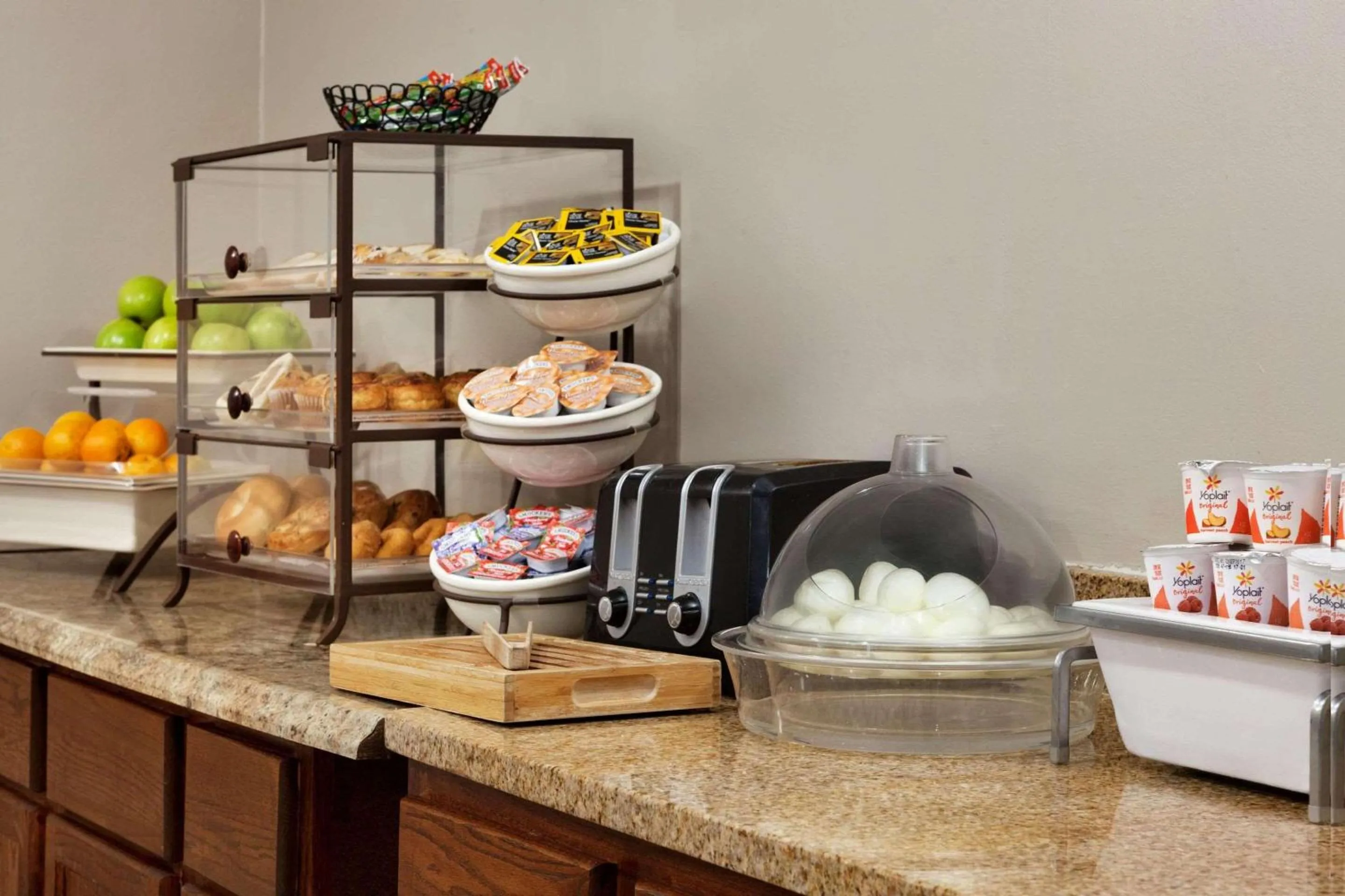 Breakfast in Country Inn & Suites by Radisson, Kingsland, GA