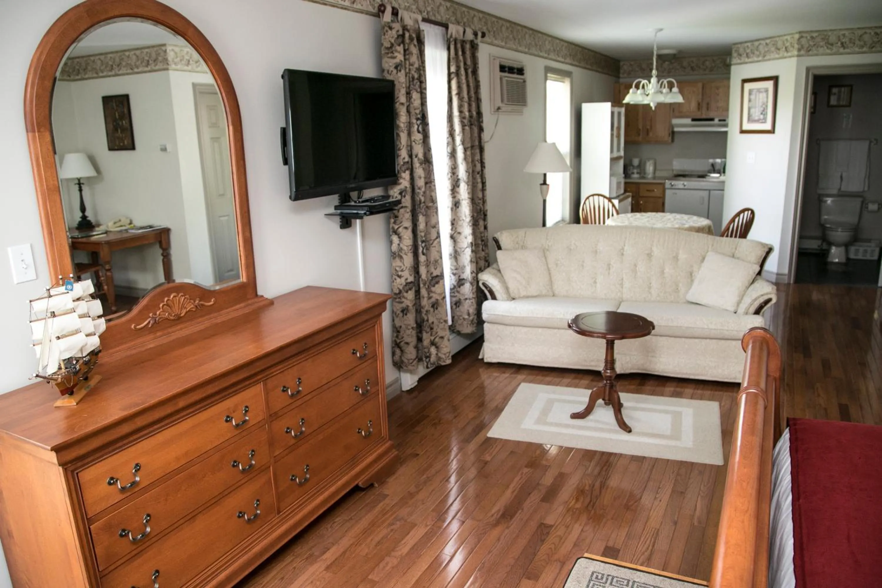 Photo of the whole room in The Harbour House