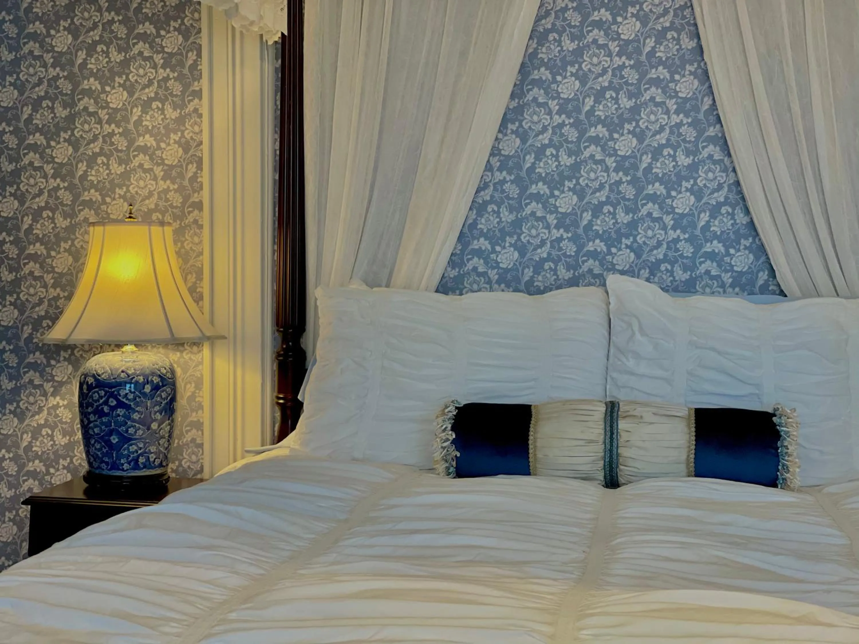 Bed in Charlotte's Rose Inn