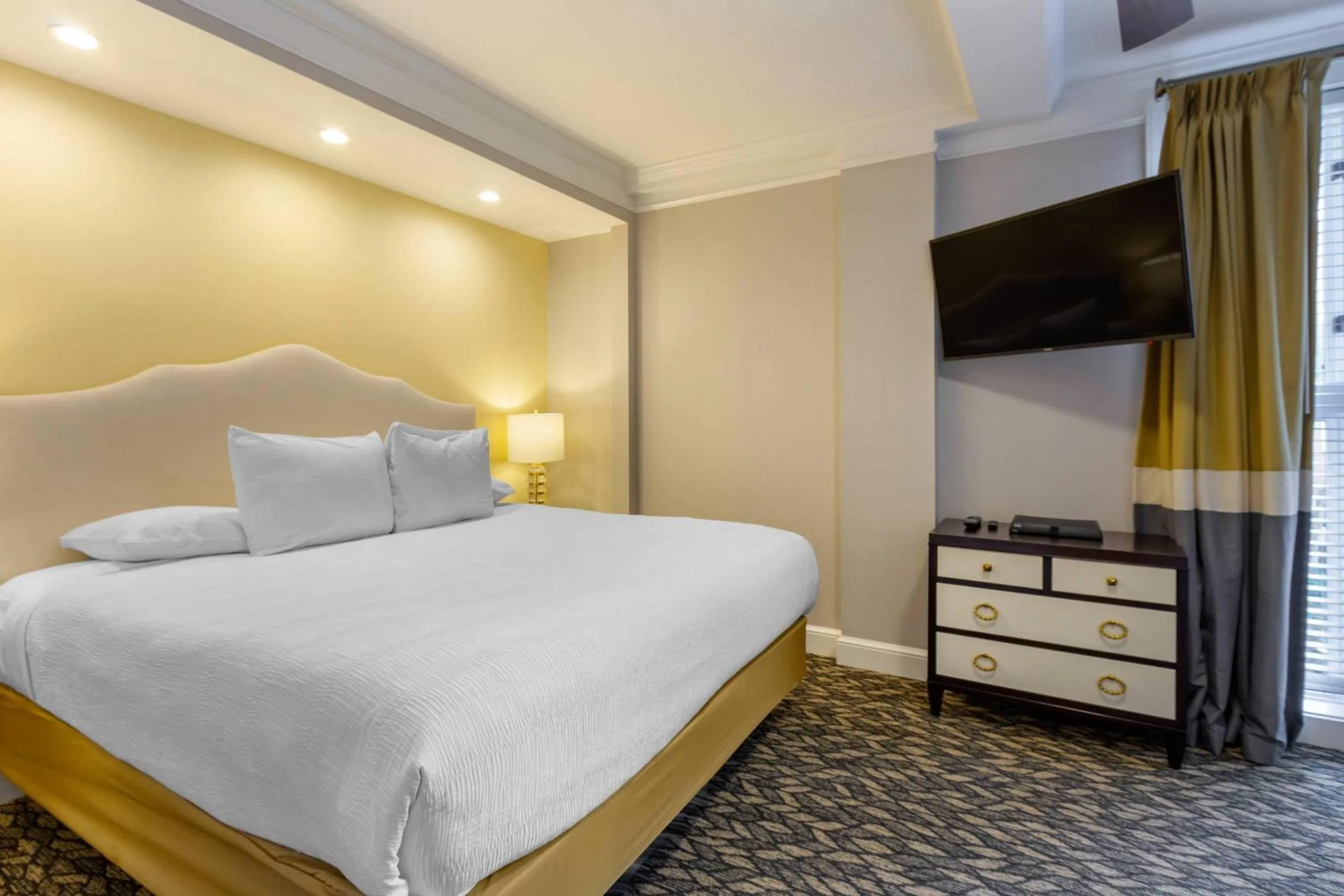 Bedroom, Bed in Church Street Inn Historic Charleston, Ascend Collection Hotel