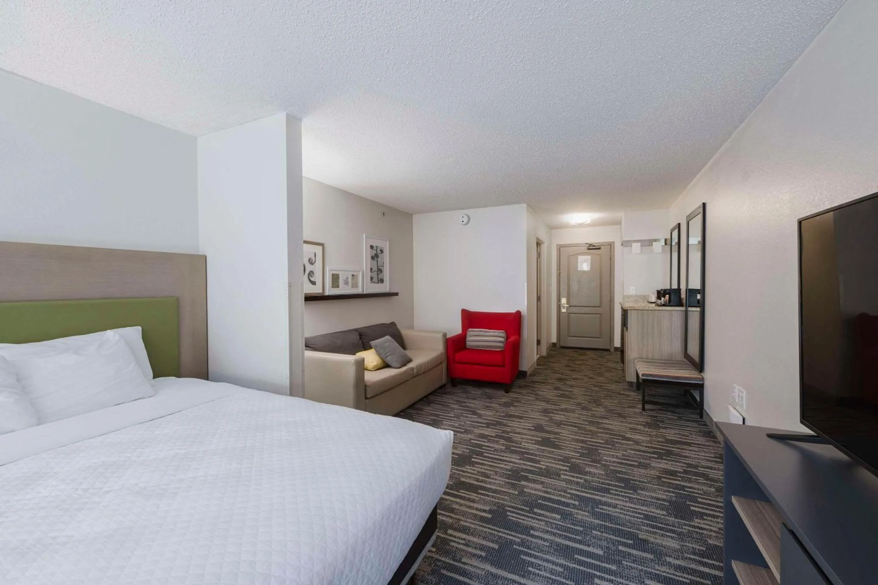 Bedroom, Bed in Country Inn & Suites by Radisson, Queensbury - Lake George , NY