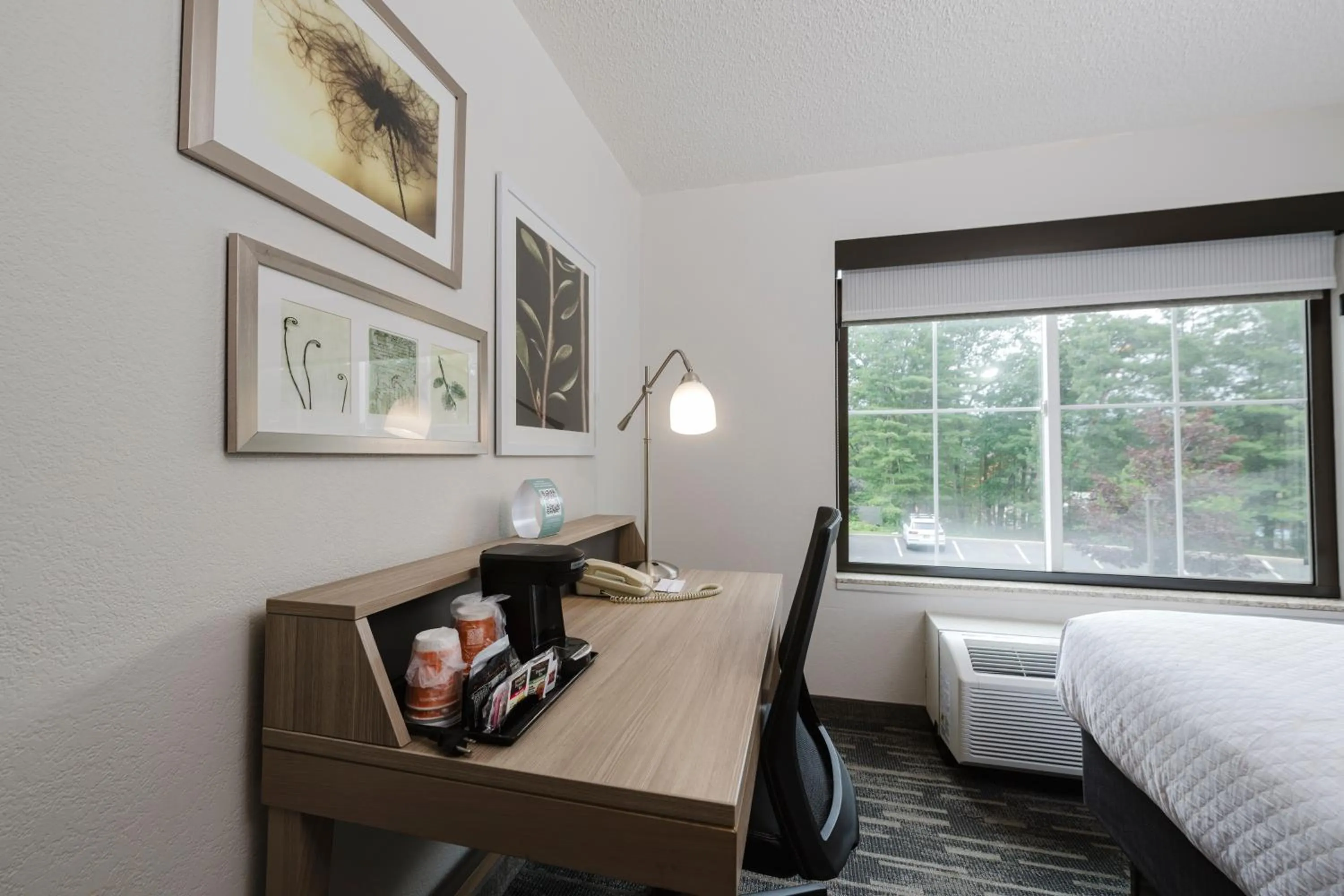 Coffee/tea facilities, Bed in Country Inn & Suites by Radisson, Queensbury - Lake George , NY