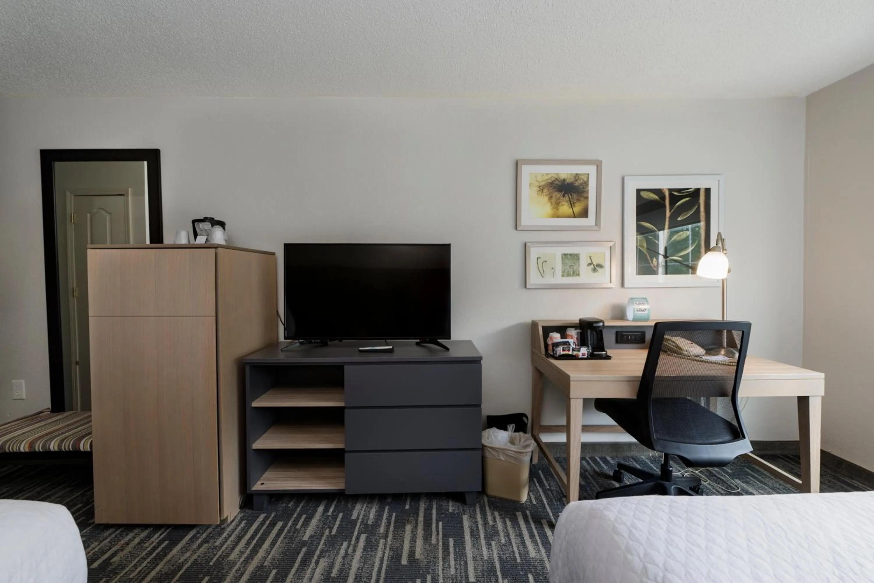 Bed in Country Inn & Suites by Radisson, Queensbury - Lake George , NY