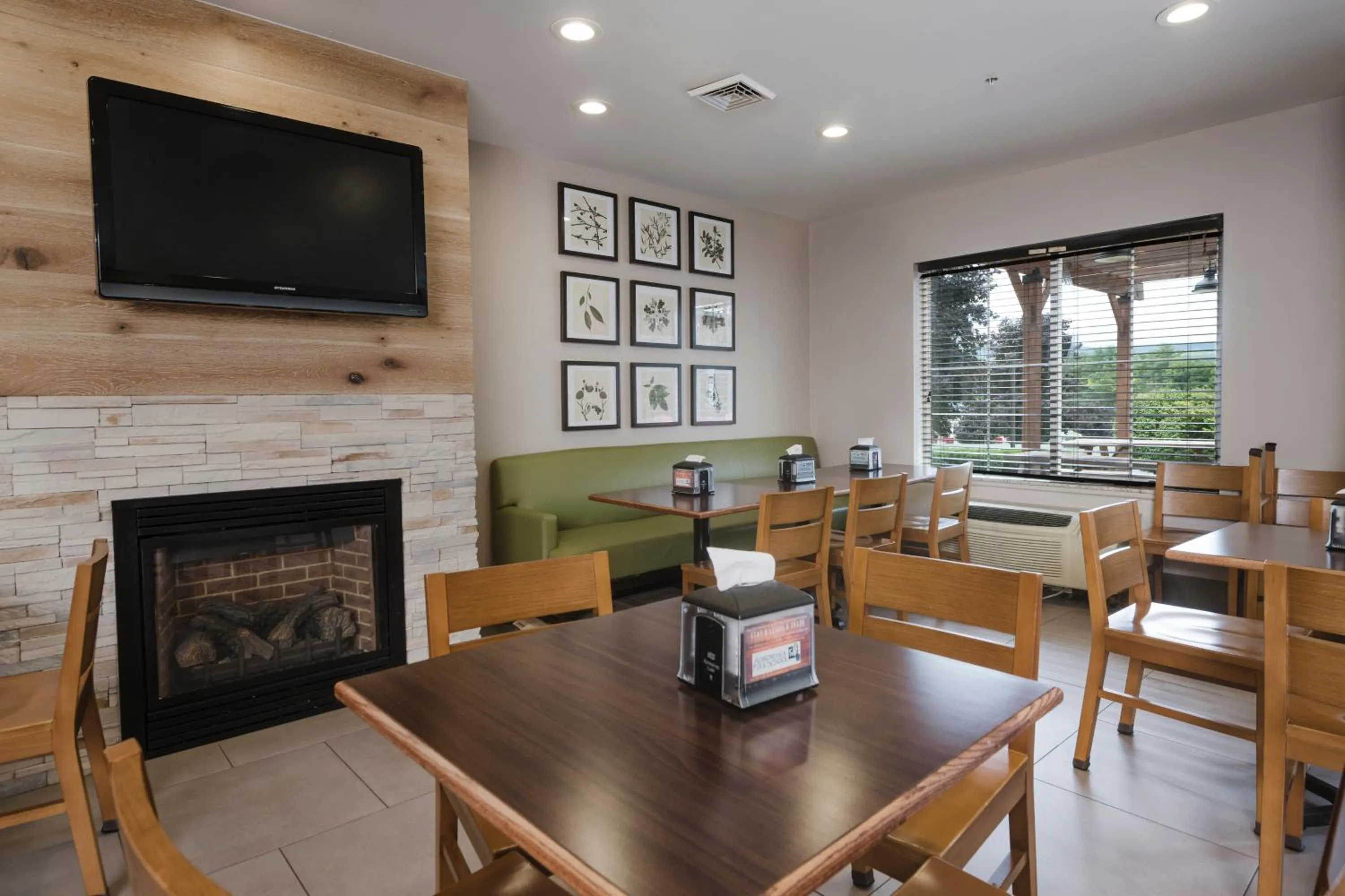 Breakfast in Country Inn & Suites by Radisson, Queensbury - Lake George , NY