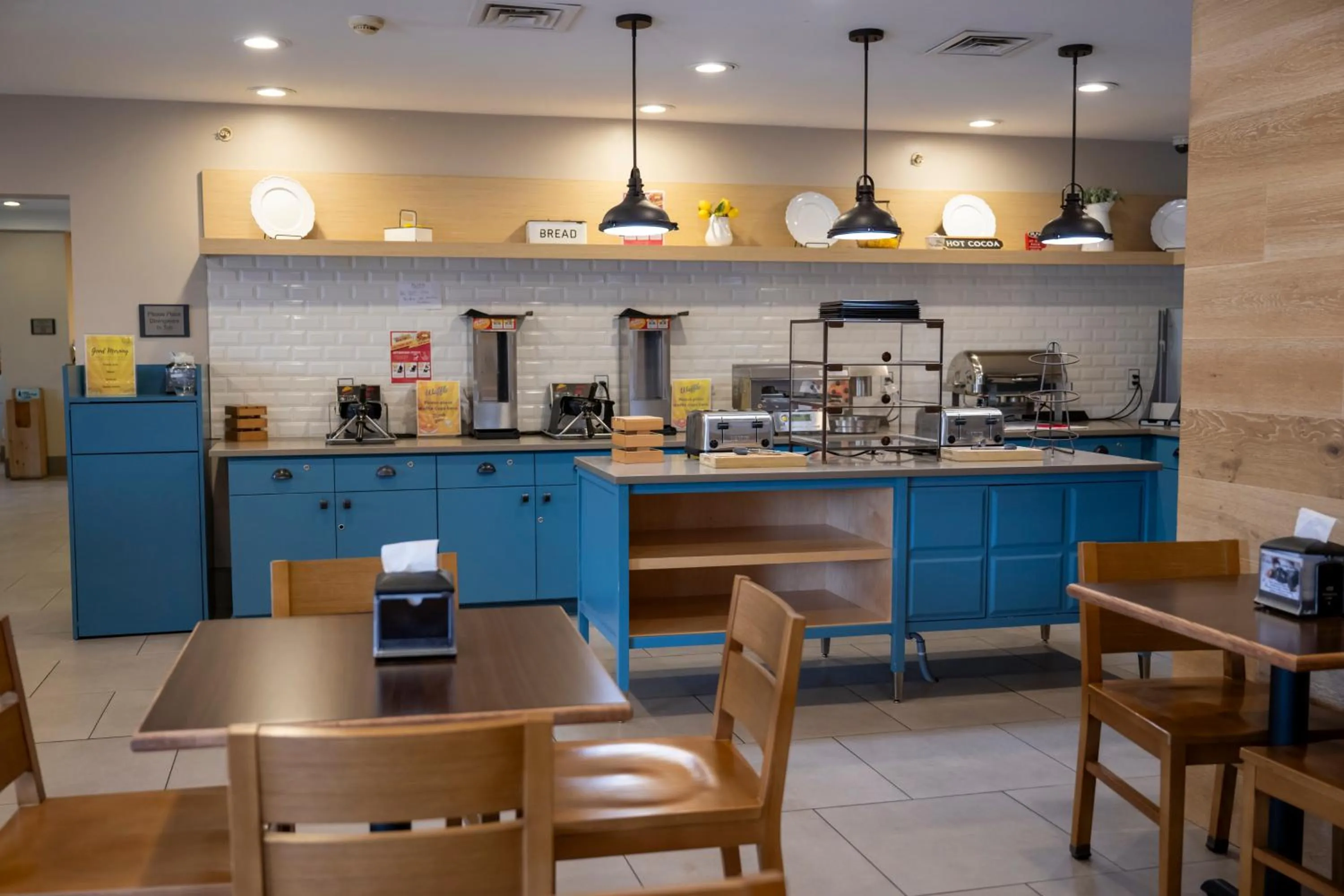 Breakfast in Country Inn & Suites by Radisson, Queensbury - Lake George , NY