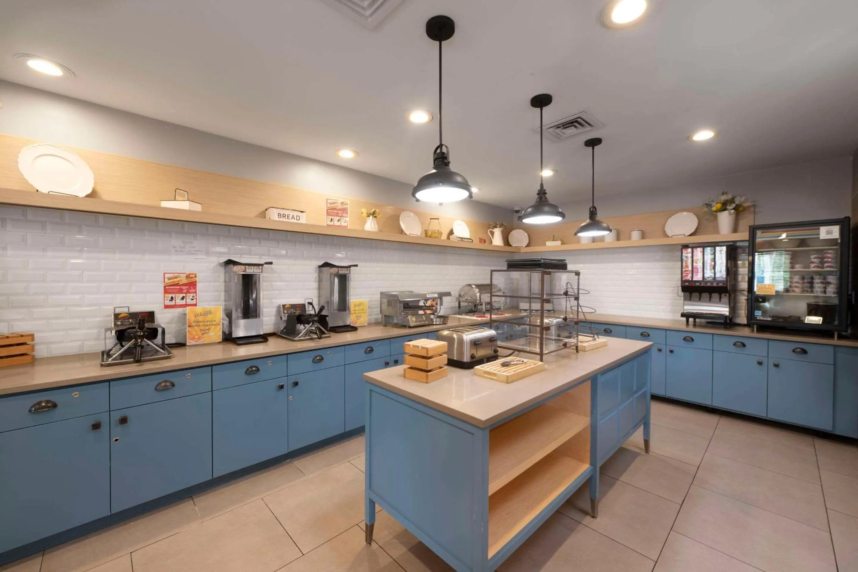 Breakfast in Country Inn & Suites by Radisson, Queensbury - Lake George , NY