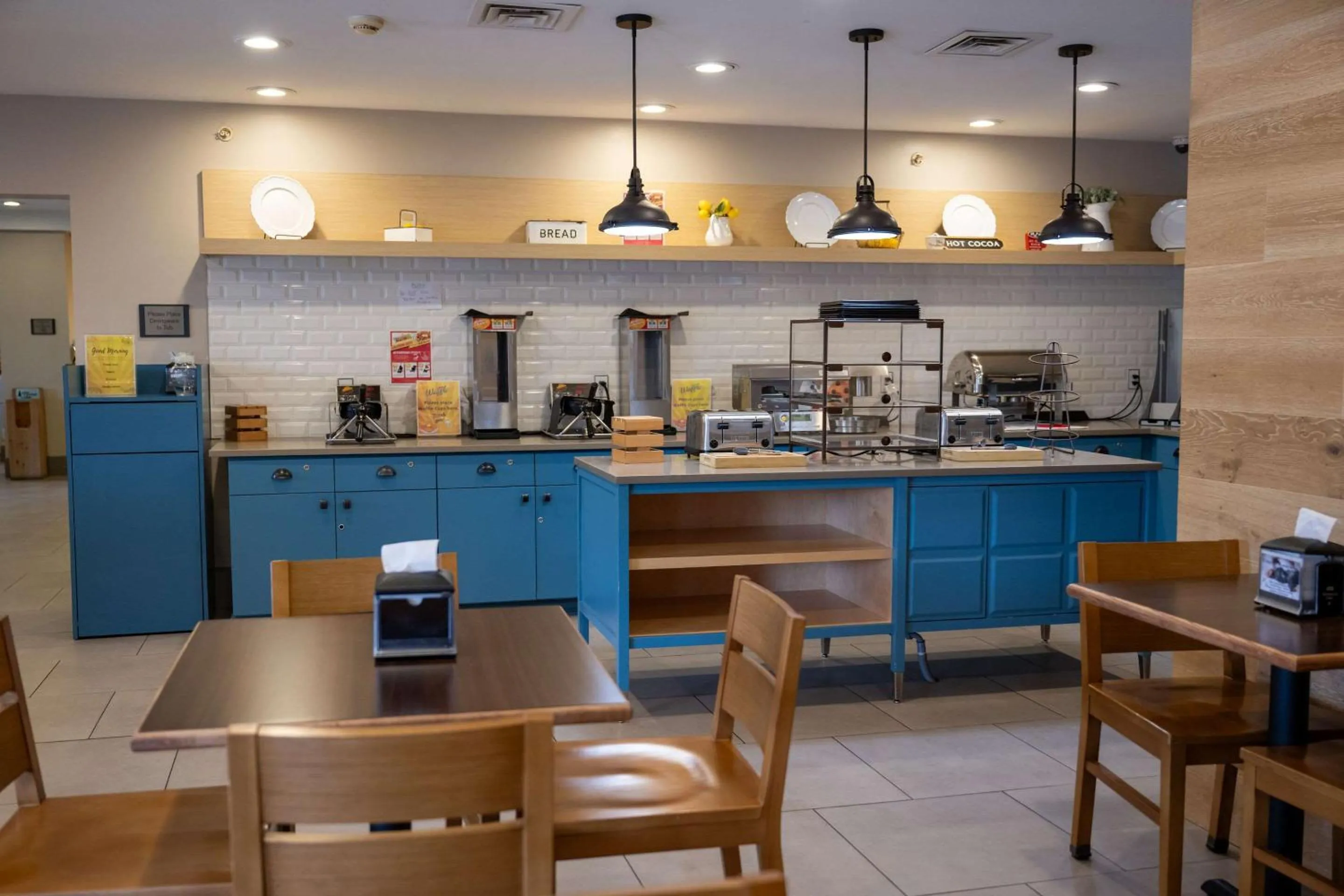 Breakfast in Country Inn & Suites by Radisson, Queensbury - Lake George , NY