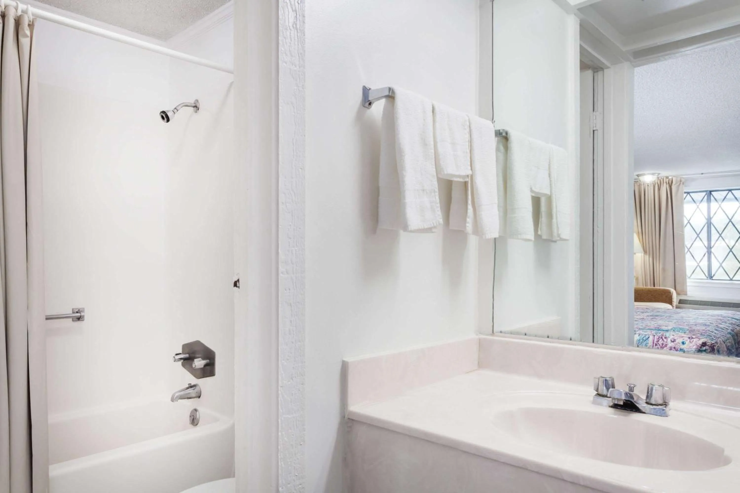 Photo of the whole room in Knights Inn - Columbia