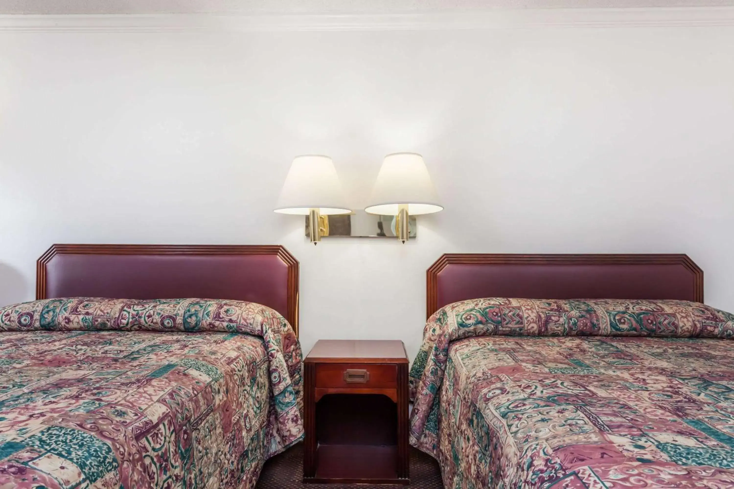 Photo of the whole room, Bed in Knights Inn - Columbia Photo of the whole room, Bed in Knights Inn - Columbia