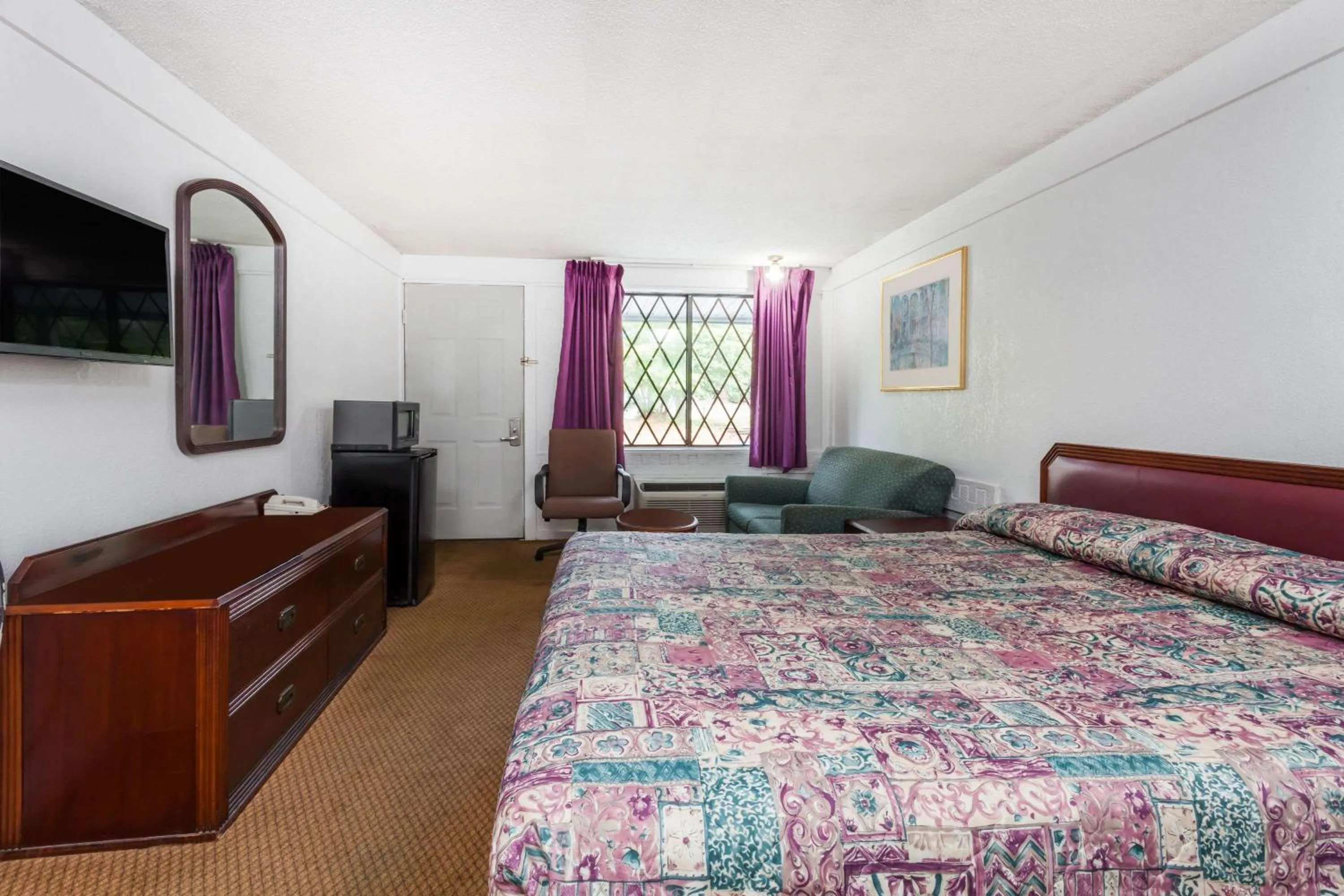 Photo of the whole room, Bed in Knights Inn - Columbia