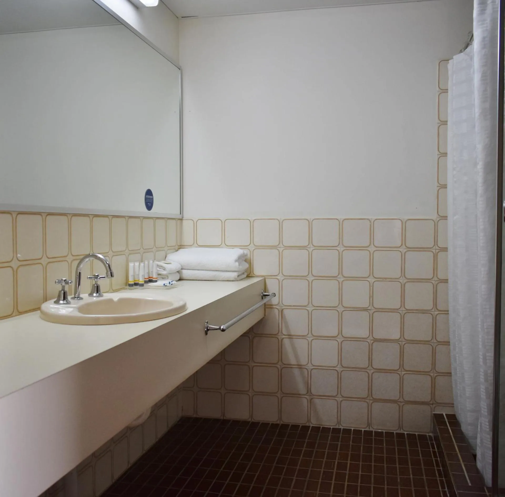 Bathroom in Admiral Motel Bunbury