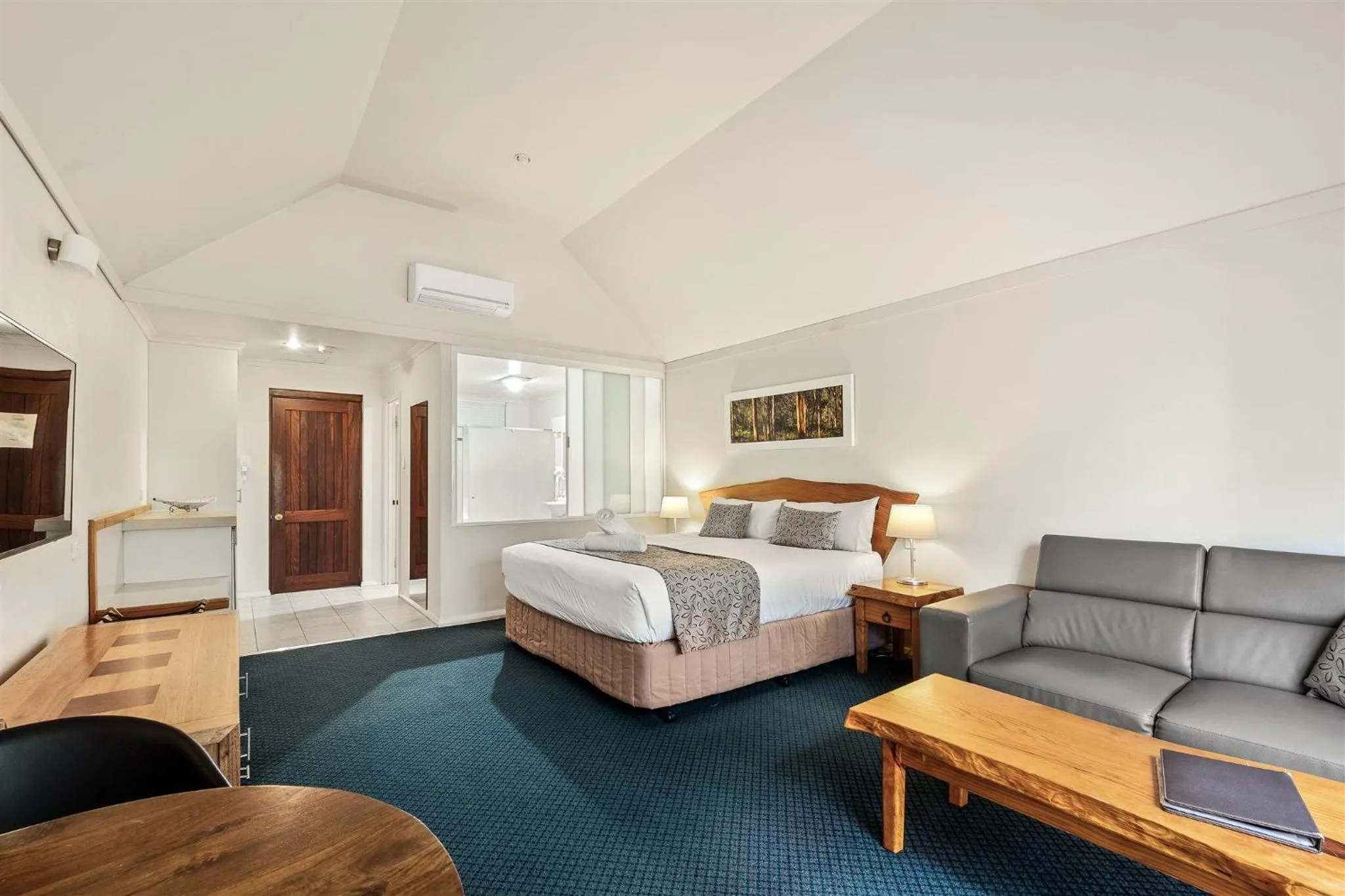 Bed in Heritage Trail Lodge