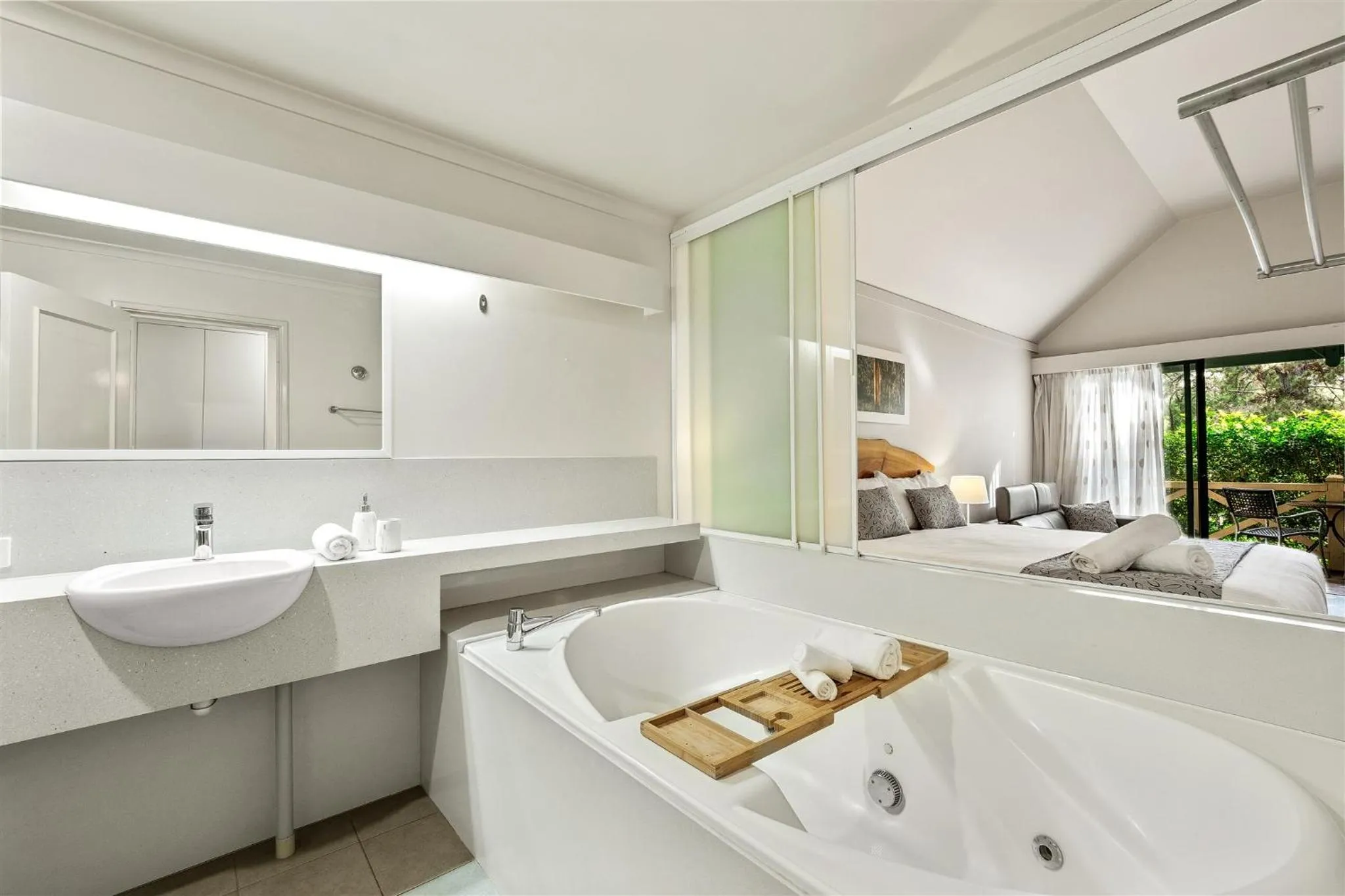 Bed in Heritage Trail Lodge