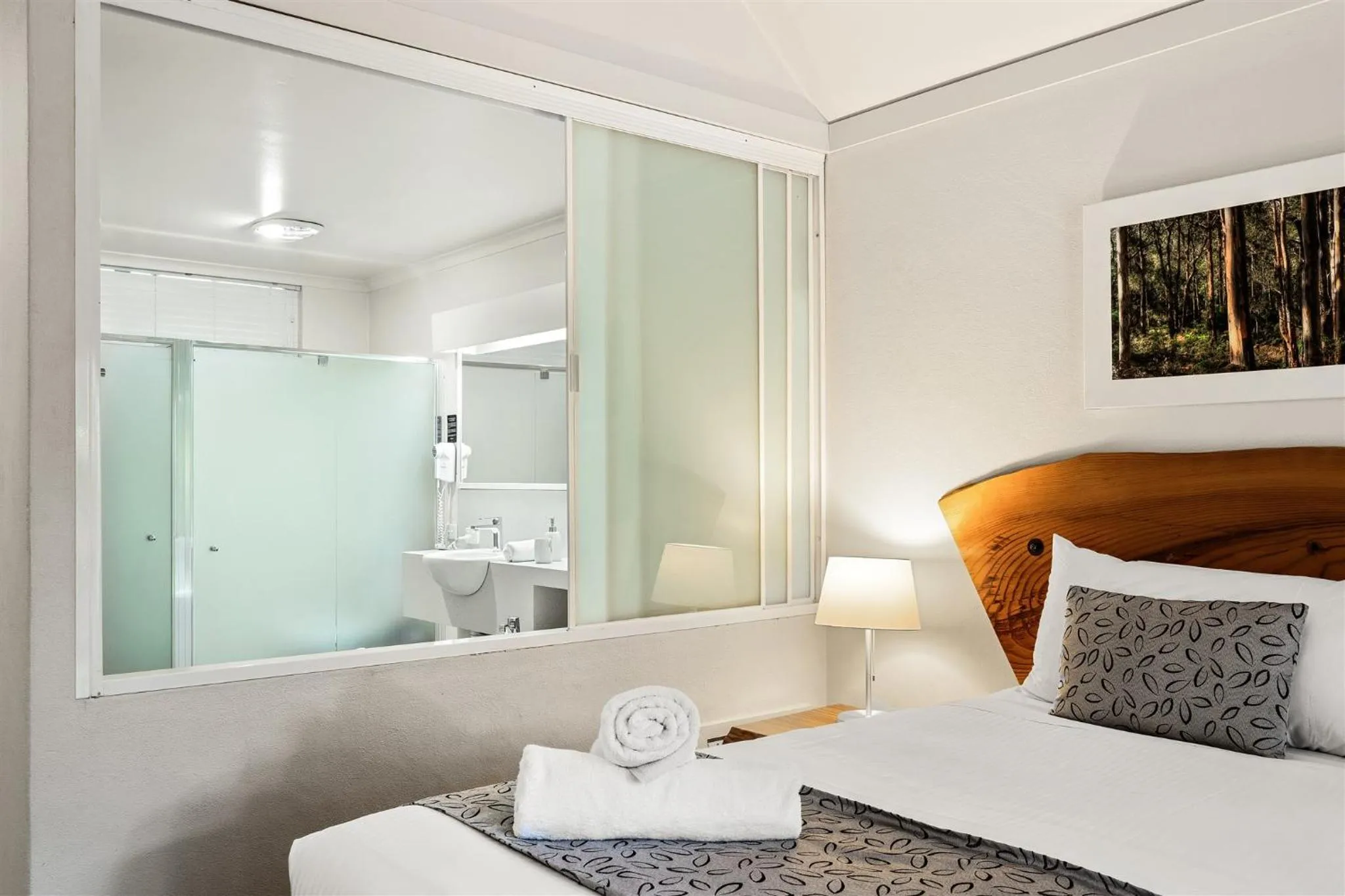 Shower, Bed in Heritage Trail Lodge