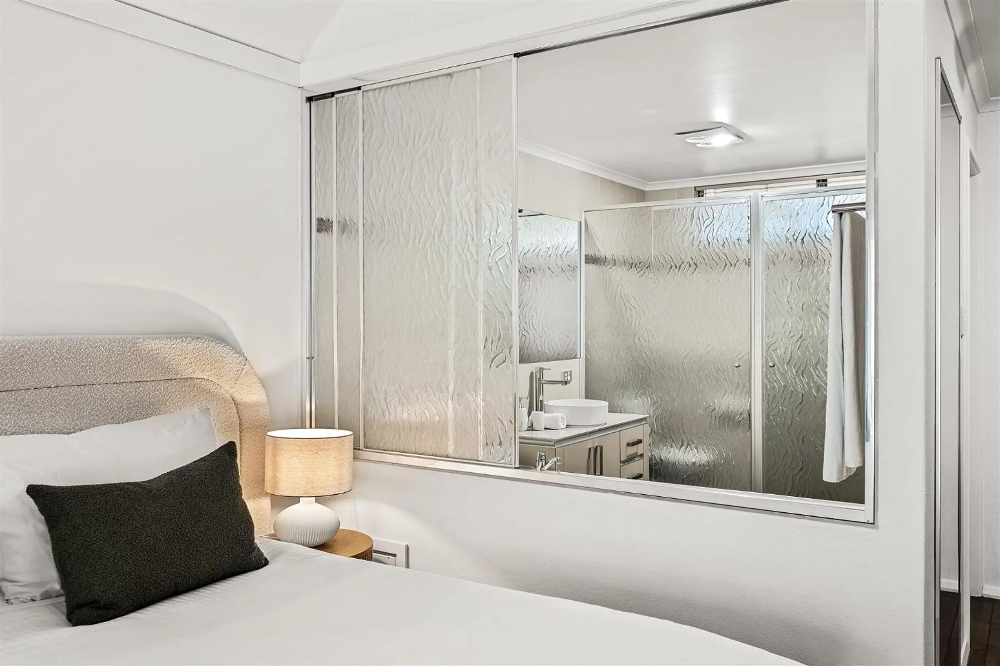 Shower, Bed in Heritage Trail Lodge