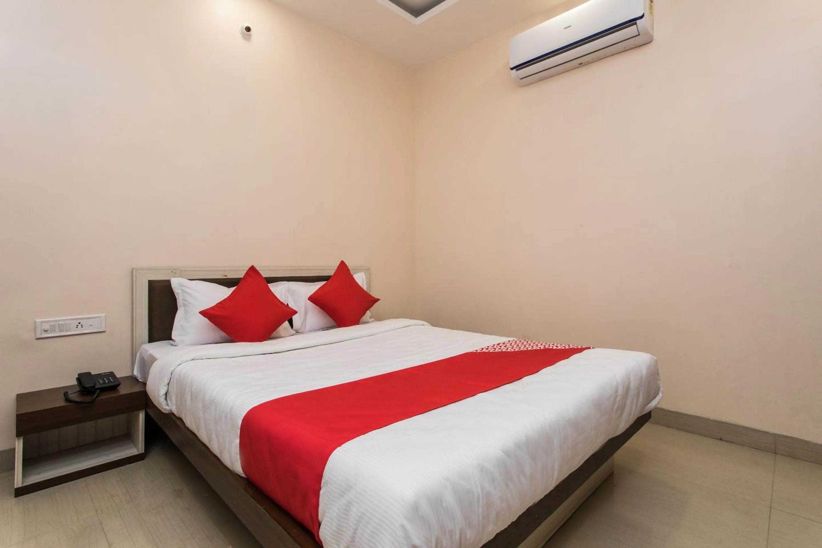 Bedroom in Hotel O Madhur Inn